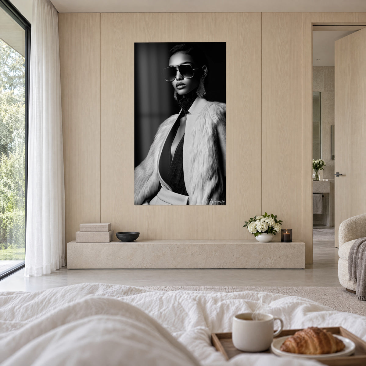 Cuadro musa elegante, montura dorada y cuello oscuro brillante, marfil y negro contrastados, encima de una cama en un dormitorio luminoso