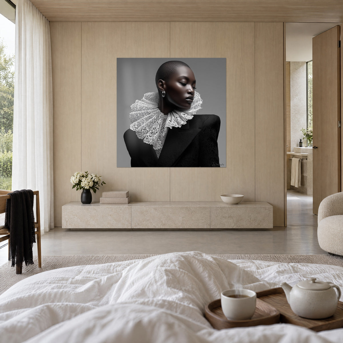 Gemälde schlanke Silhouette mit weißem Spitzenkragen, strukturierter schwarzer Blazer und grauer Hintergrund, über einem Bett in einem hellen Schlafzimmer