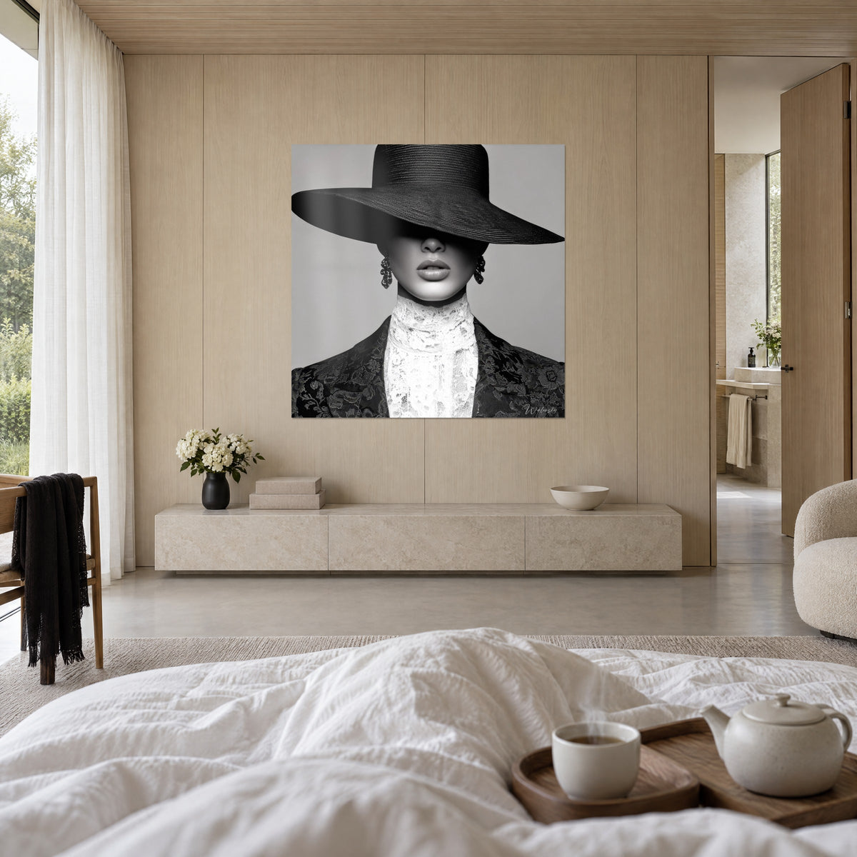 Cuadro de silueta elegante bajo capa negra, chaqueta bordada antracita y chorrera blanca, sobre una cama en un dormitorio claro
