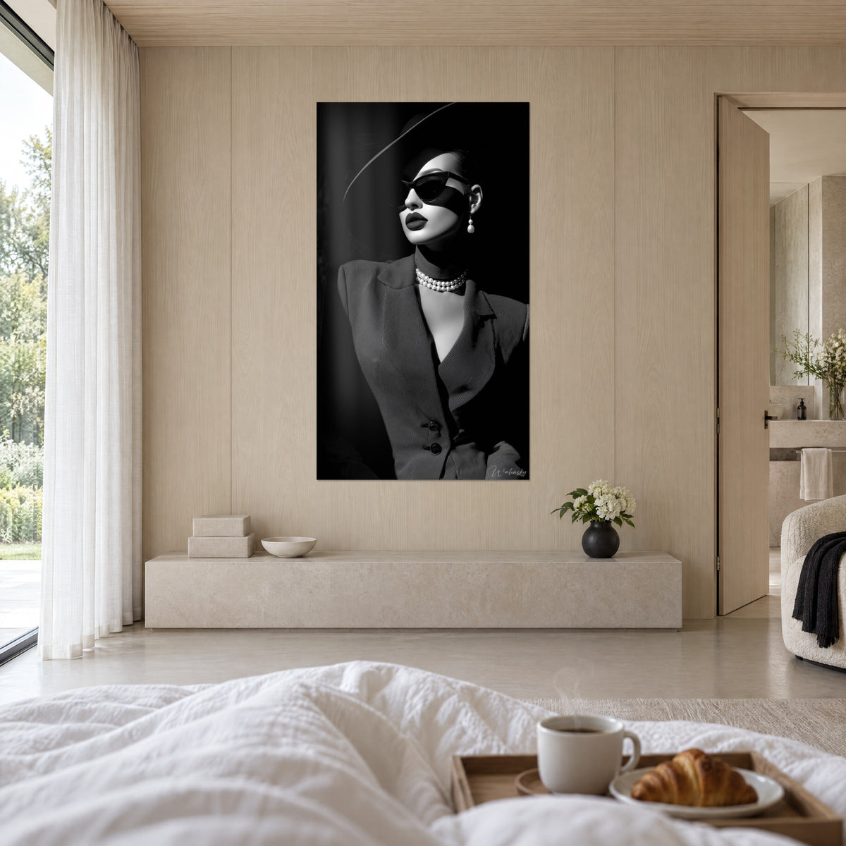 Cuadro silueta femenina chic, chaqueta a rayas gris antracita, perlas blancas sobre fondo negro, encima de una cama en un dormitorio luminoso