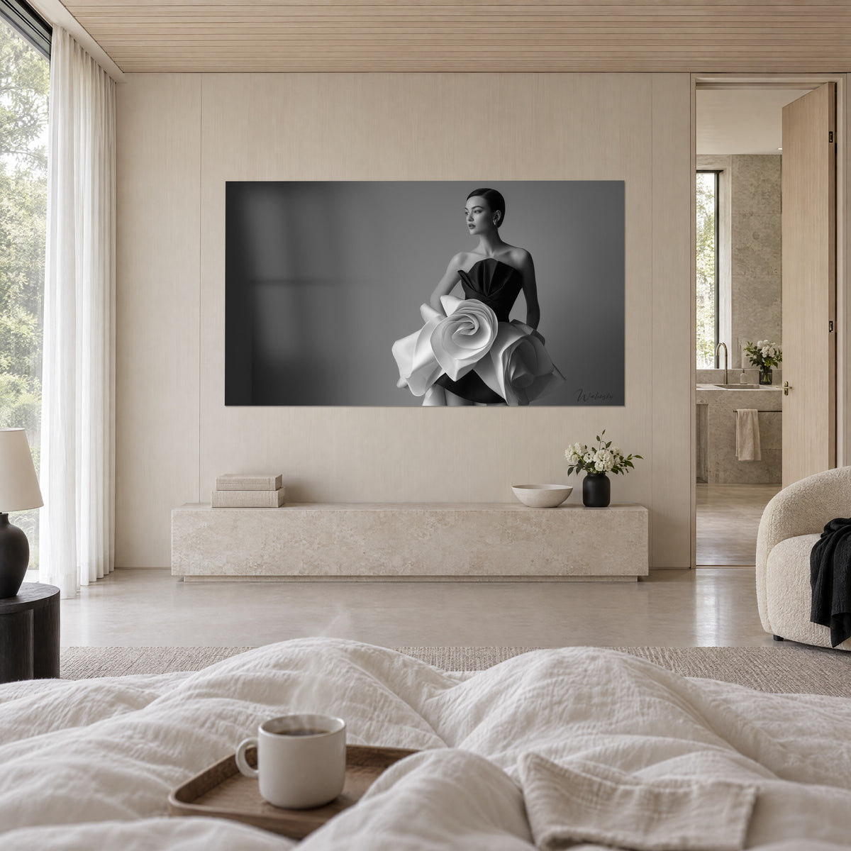 Gemälde Haute-Couture mit riesiger weißer Seidenblüte und schwarzem Bustier, perlgrauer Hintergrund, über einem Bett in einem hellen Schlafzimmer