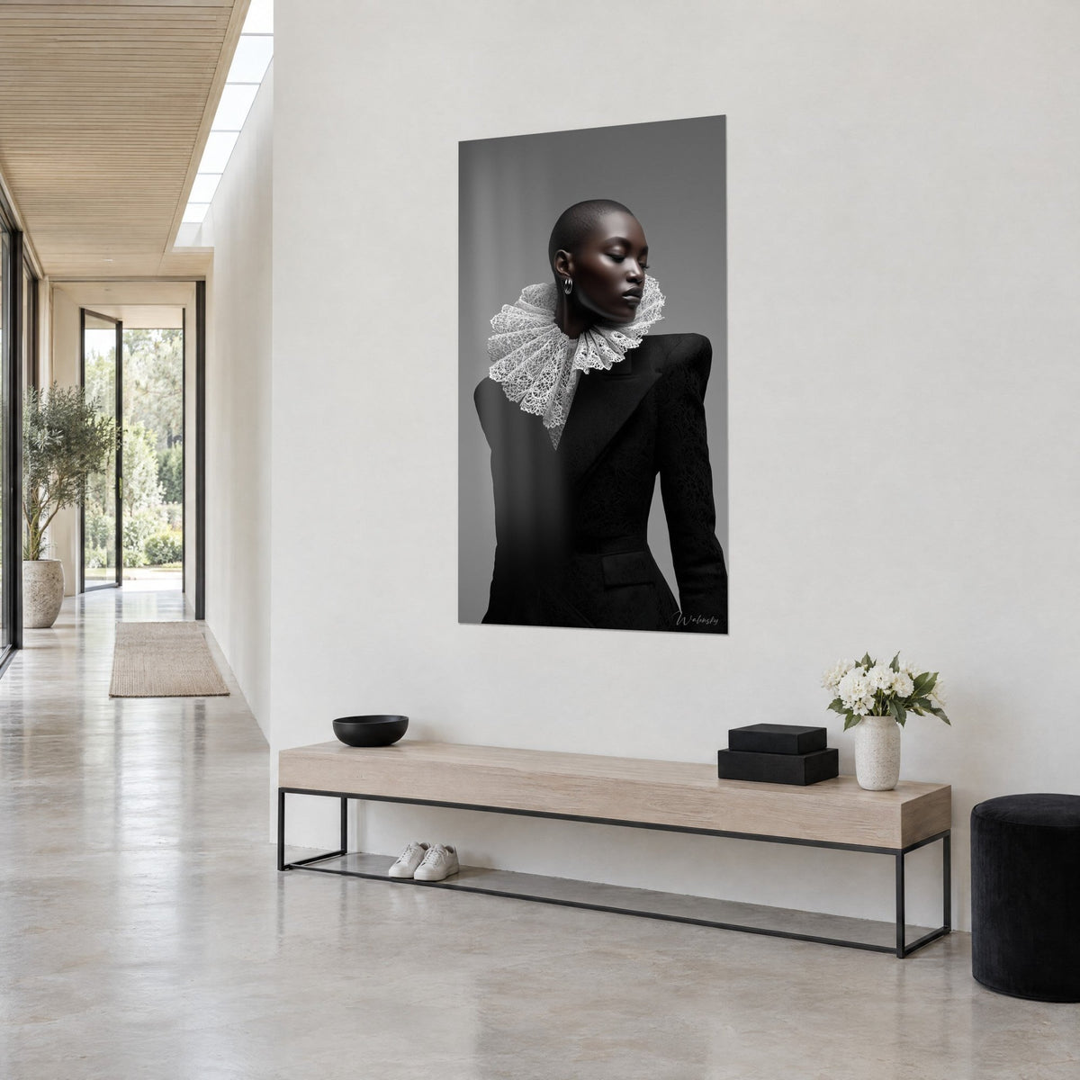 Quadro ritratto di profilo, donna con lo sguardo abbassato, colletto di pizzo traforato bianco su sfondo grigio, grande ambiente in cemento chiaro e legno