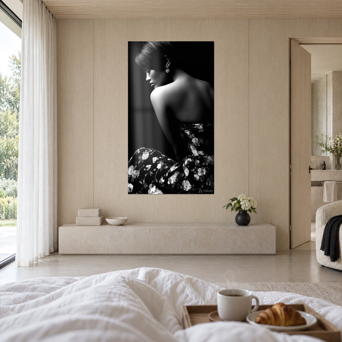 Cuadro busto femenino desnudo en claroscuro, nuca esbelta, flores blancas sobre fondo negro, encima de una cama en un dormitorio luminoso