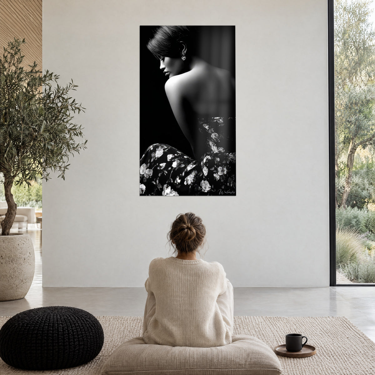 Cuadro espalda femenina esculpida por la luz, pendiente centelleante, negro tinta y gris perla, mujer sentada de espaldas sobre un puf