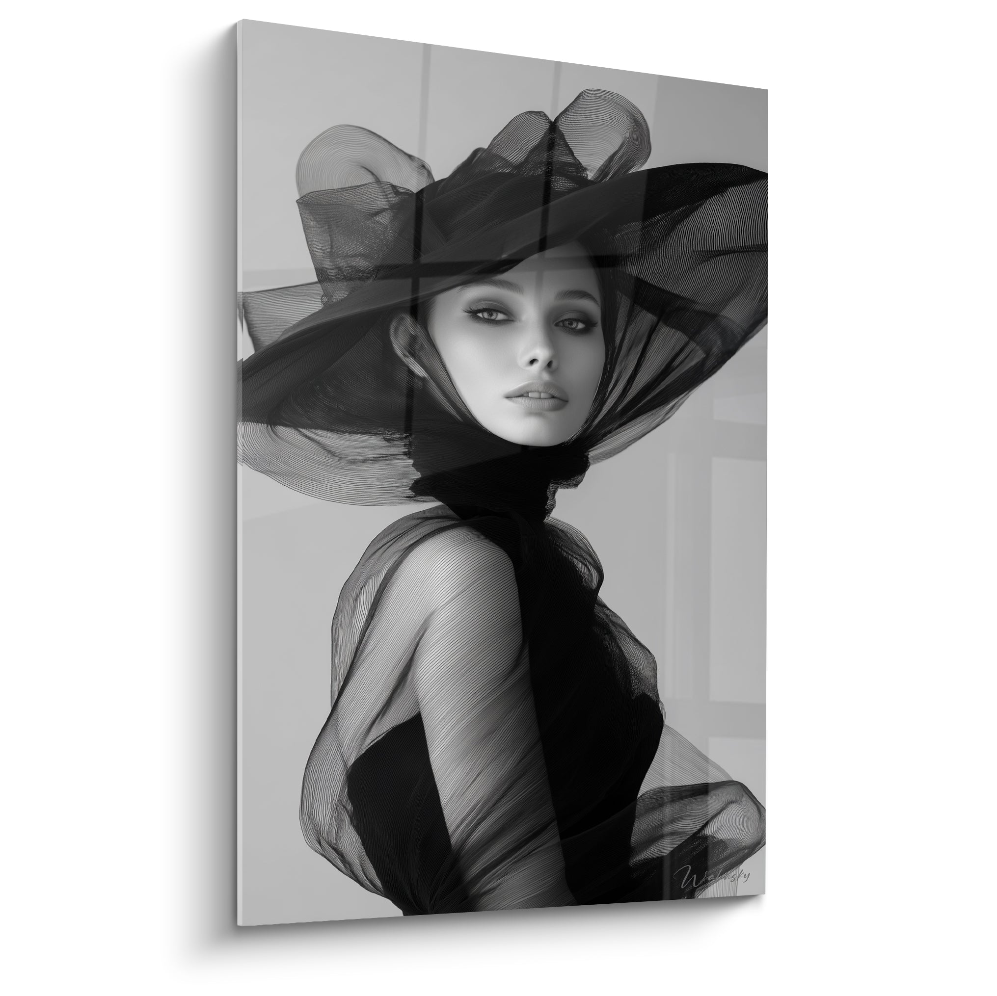 Femme au chapeau de tulle noir et gris perle, regard perçant, portrait sophistiqué en noir et blanc