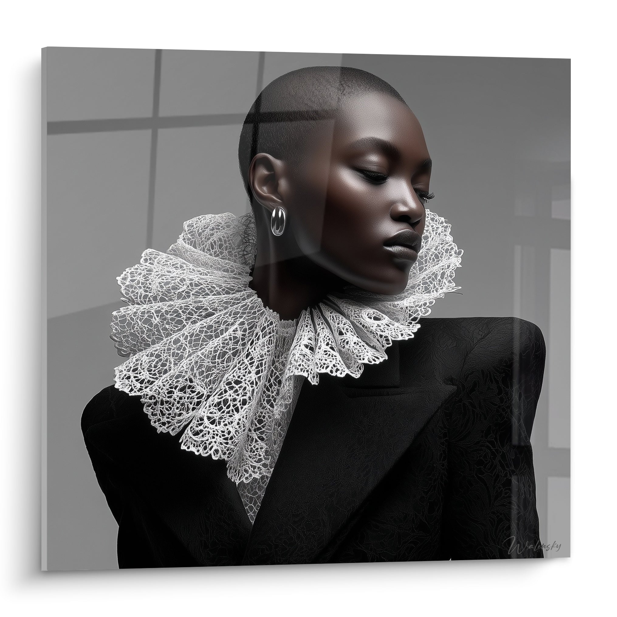 Portrait femme noire fraise blanche en dentelle et blazer noir structuré, tableau Mode noir et blanc