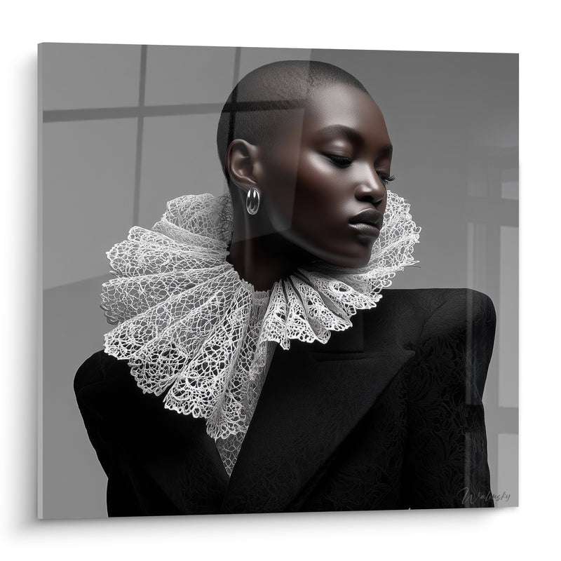 Tableau Femme crâne rasé et fraise blanche - Allure intemporelle - Edition Mode noir et blanc