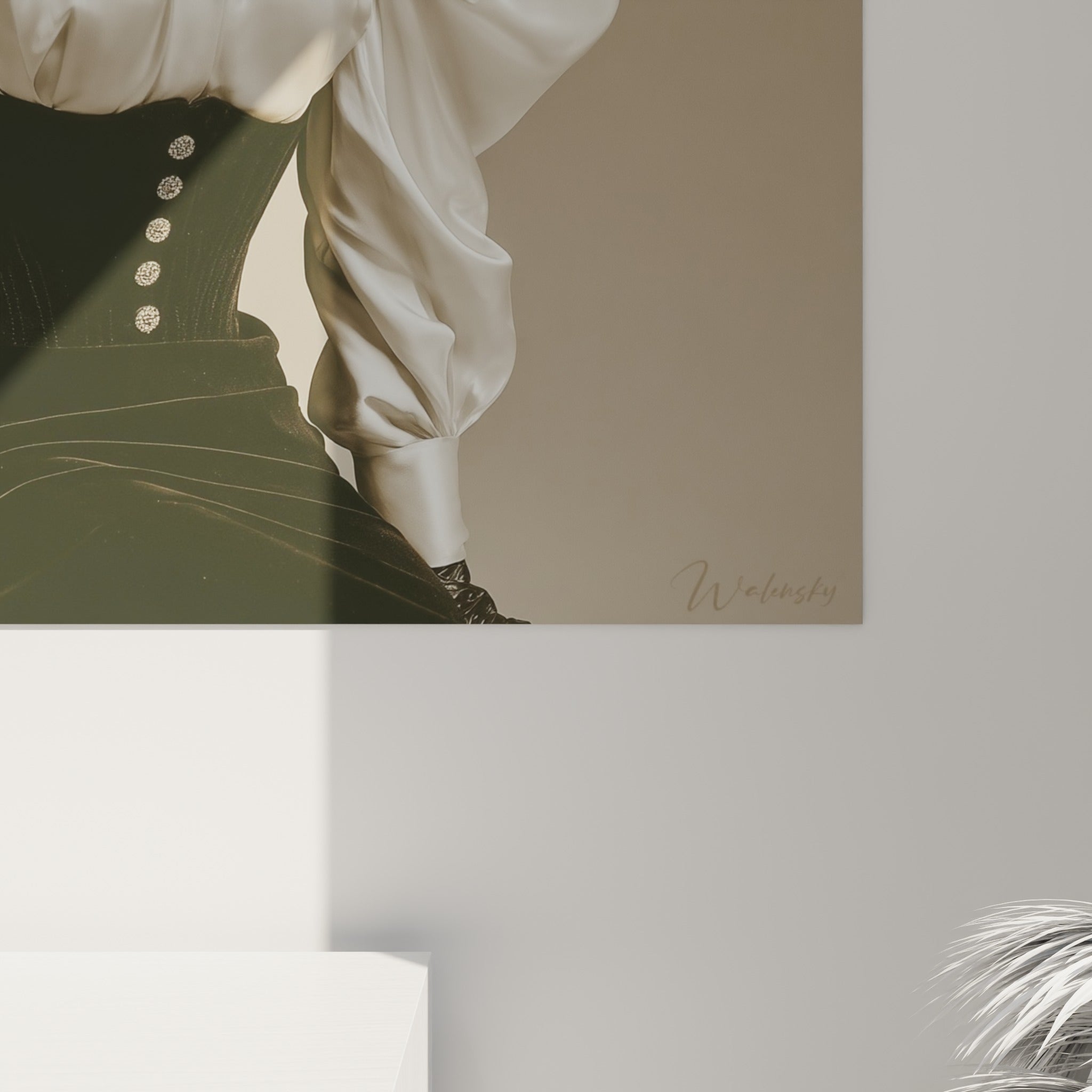 Détail du grain sépia sur la chemise ivoire plissée et les boutons perlés du corset noir profond