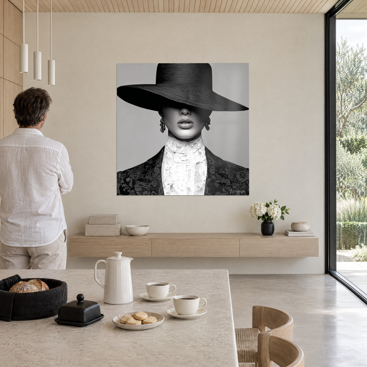 Cuadro de elegante con amplio sombrero negro, pendientes de perlas, encaje blanco, pared beige de casa de arquitecto