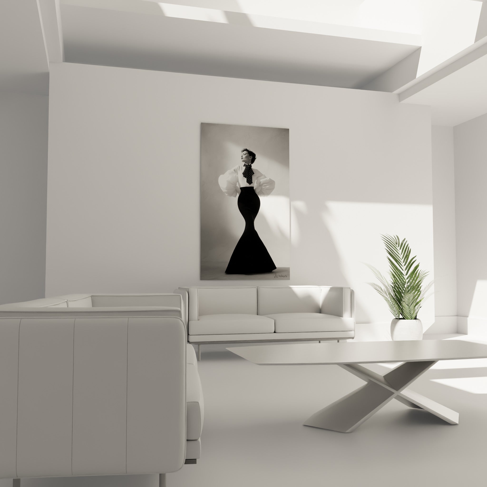 Élégante en robe noire structurée, nœud à pois, au-dessus d'un canapé dans un salon lumineux