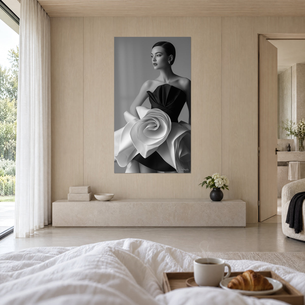 Quadro ritratto elegante di donna bruna in bustier nero, corolla di raso bianco e grigio perla, sopra un letto in una camera luminosa