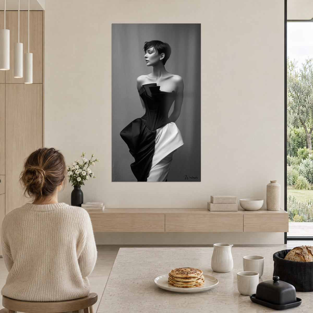 Gemälde elegante Pixie-Frisur, strukturiertes schwarzes Korsett und weiß gefalteter Rock, silbergrau, weiße Wand, Fensterfront mit Blick auf einen grünen Garten