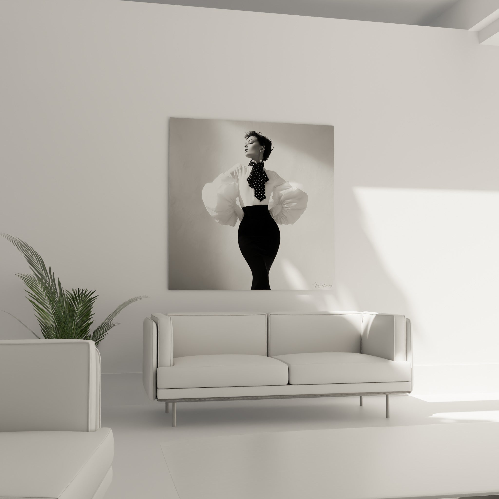 Posture affirmée en blouse blanche et jupe fourreau noire au-dessus d'un canapé dans un salon lumineux