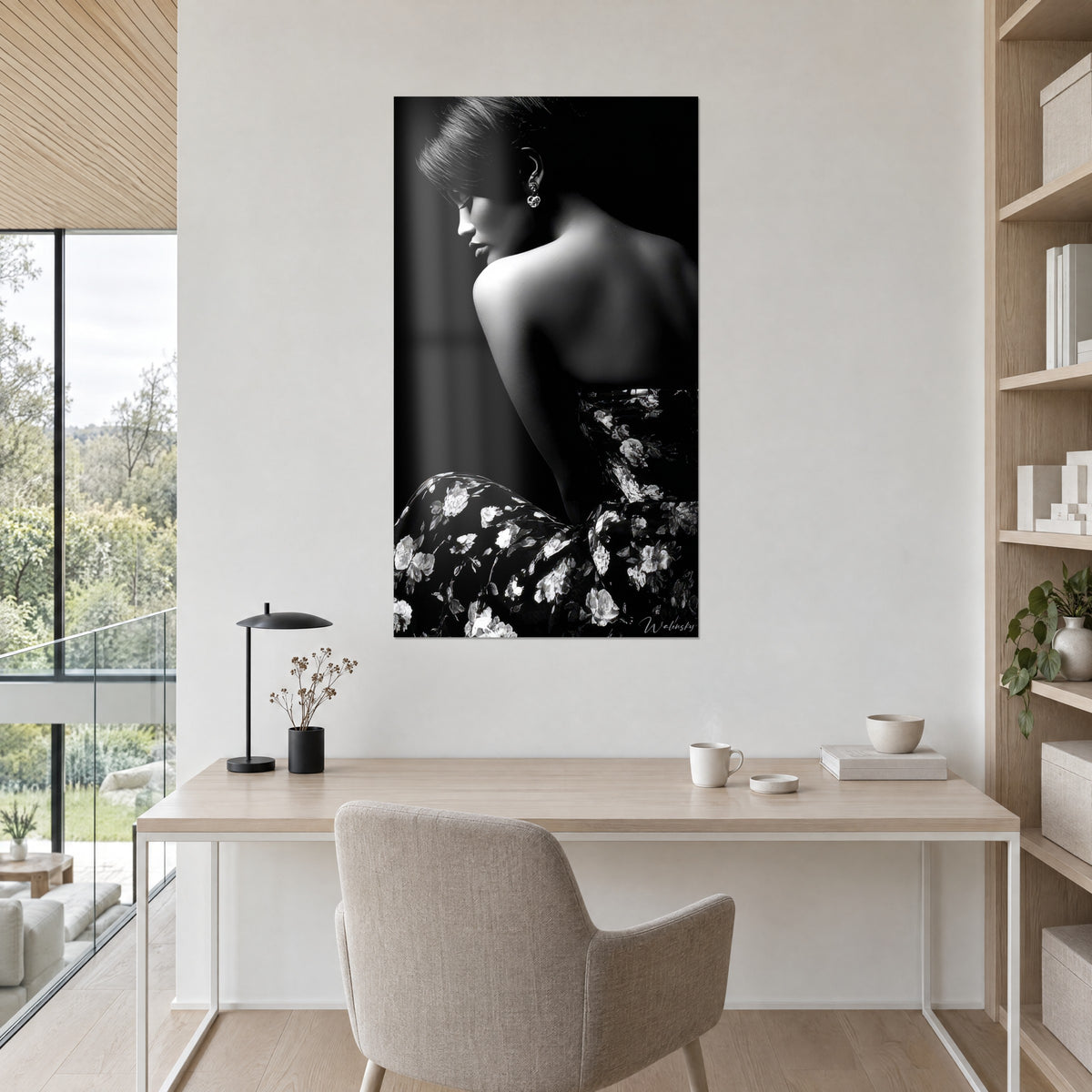 Cuadro joven con vestido bustier de flores, mirada baja, contraste de negros profundos y blancos luminosos, pared blanca de una oficina