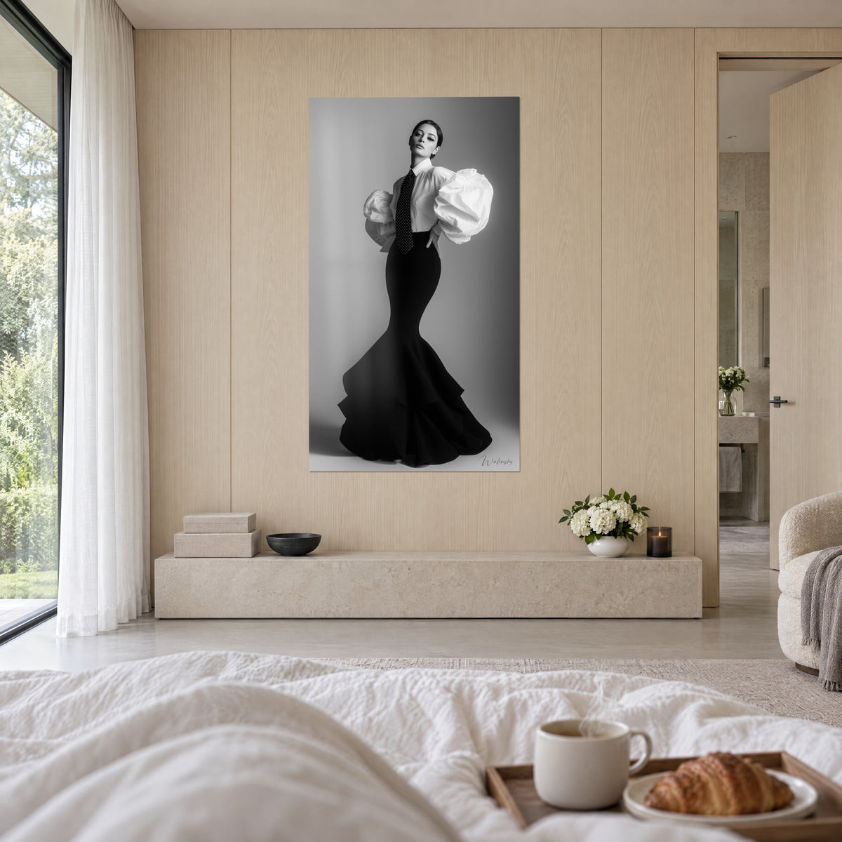 Πίνακας haute couture ασπρόμαυρος, ελεφαντοστέινο μανίκι μπαλόνι και έβενος φόρεμα σιλουέτας γοργόνας, πάνω από κρεβάτι σε φωτεινή κρεβατοκάμαρα