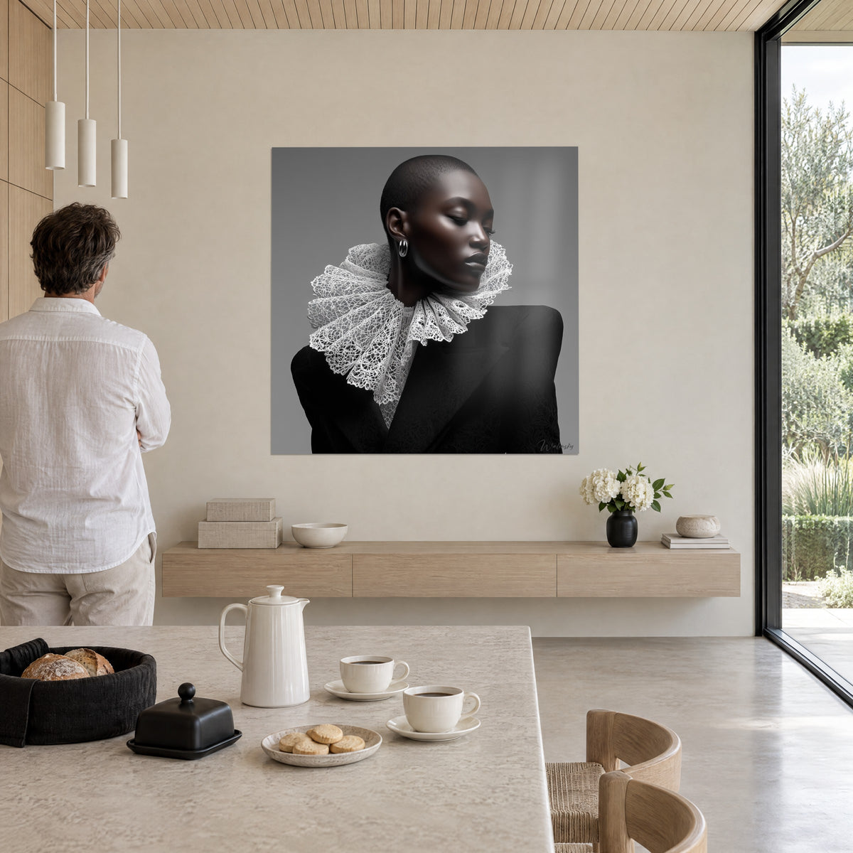 Gemälde Gesicht mit geschlossenen Augen, großer weißer Spitzenkragen und schwarze Schultern, in einem Wohnzimmer mit Blick auf einen Garten