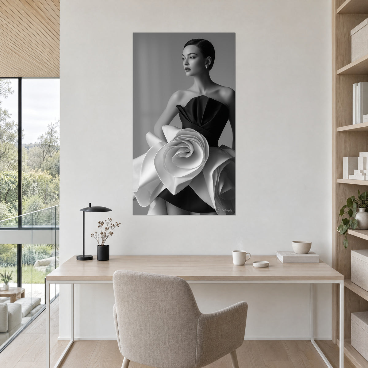 Quadro silhouette femminile dal fascino da top model, drappeggio bianco vorticoso e nero profondo, di fronte a una scrivania in legno chiaro e un vaso di fiori