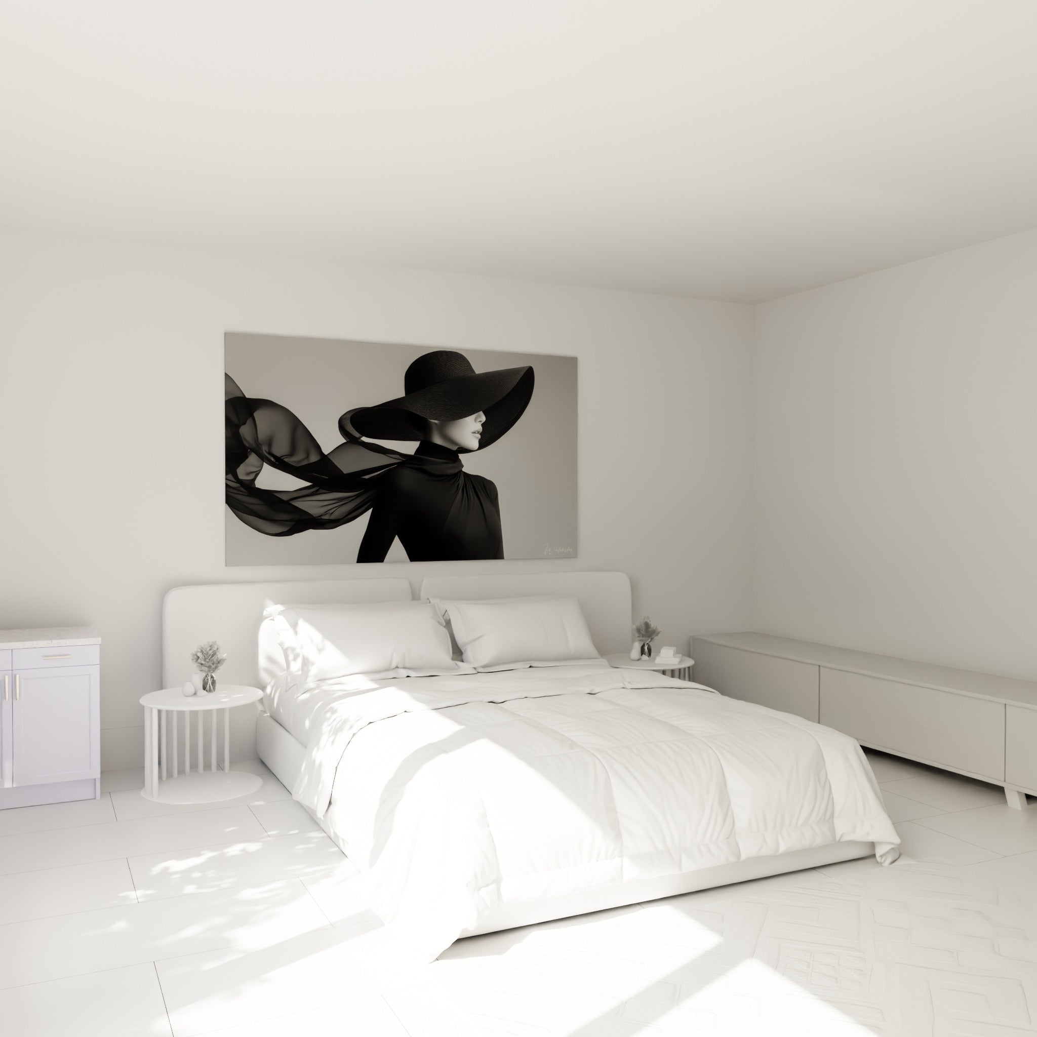 Profil élégant sous chapeau noir large bord, voile transparent noir au-dessus d'un lit dans une chambre claire