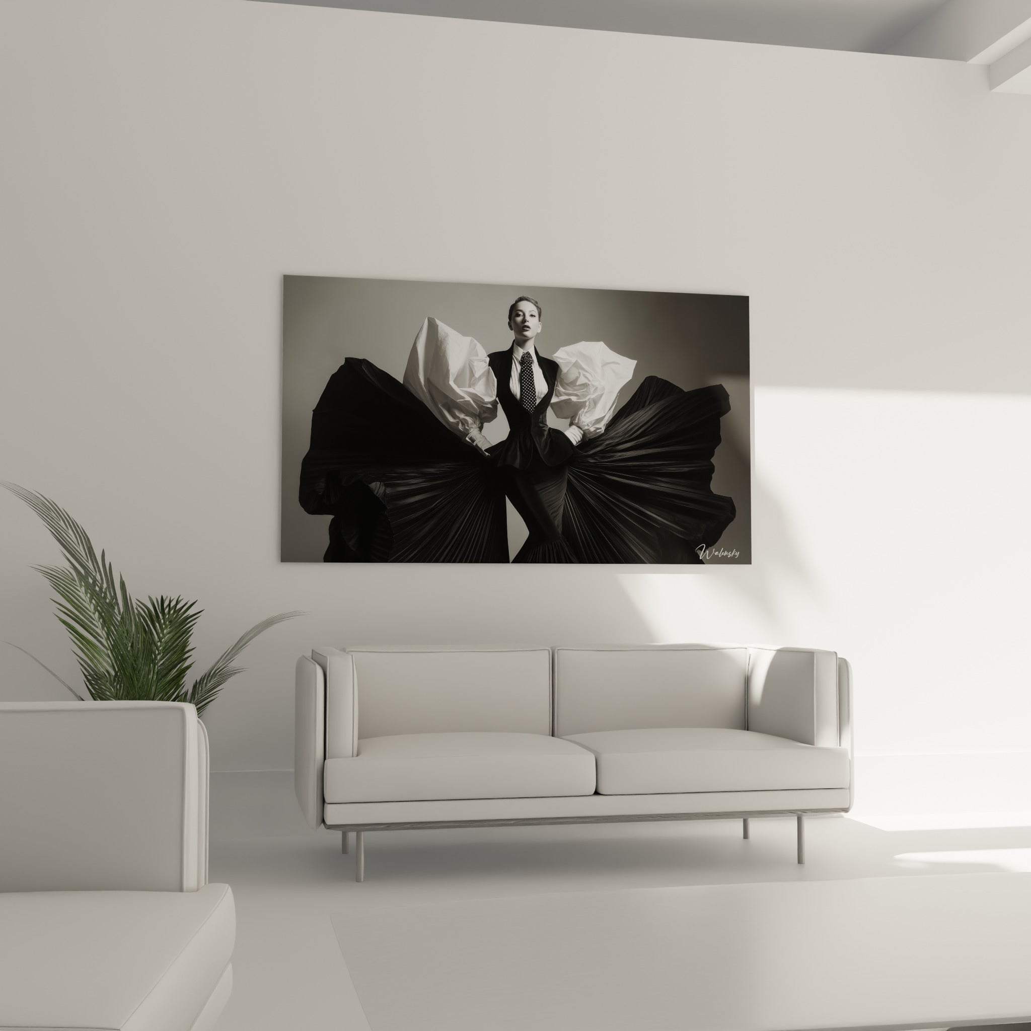 Femme en tenue haute couture noire et blanche, posture affirmée, au-dessus d'un canapé dans un salon lumineux
