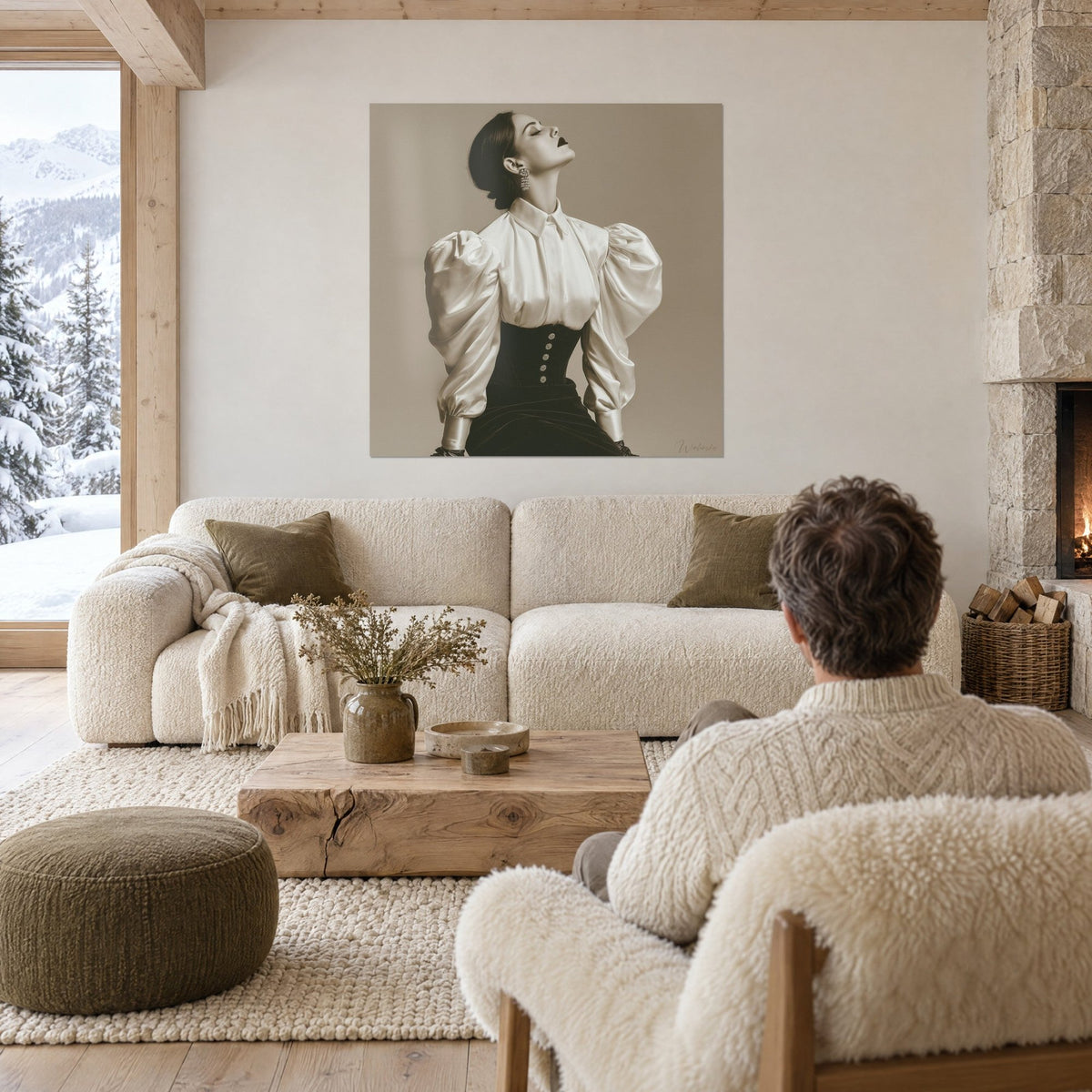Quadro ritratto di moda, camicetta di raso avorio e corsetto nero con bottoni, sfondo talpa, sopra un divano in un soggiorno luminoso