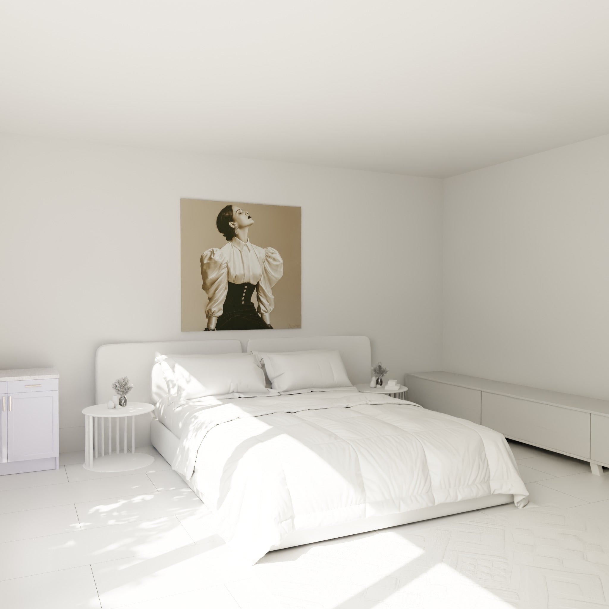 Silhouette en chemise satinée et corset anthracite, tête rejetée en arrière, au-dessus d'un lit dans une chambre claire