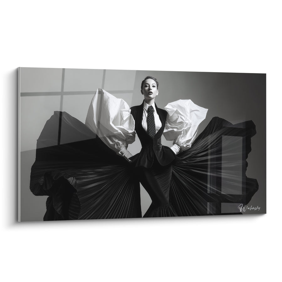 Tableau Mannequin en robe noire aux manches blanches - Envol théâtral - Edition Mode noir et blanc