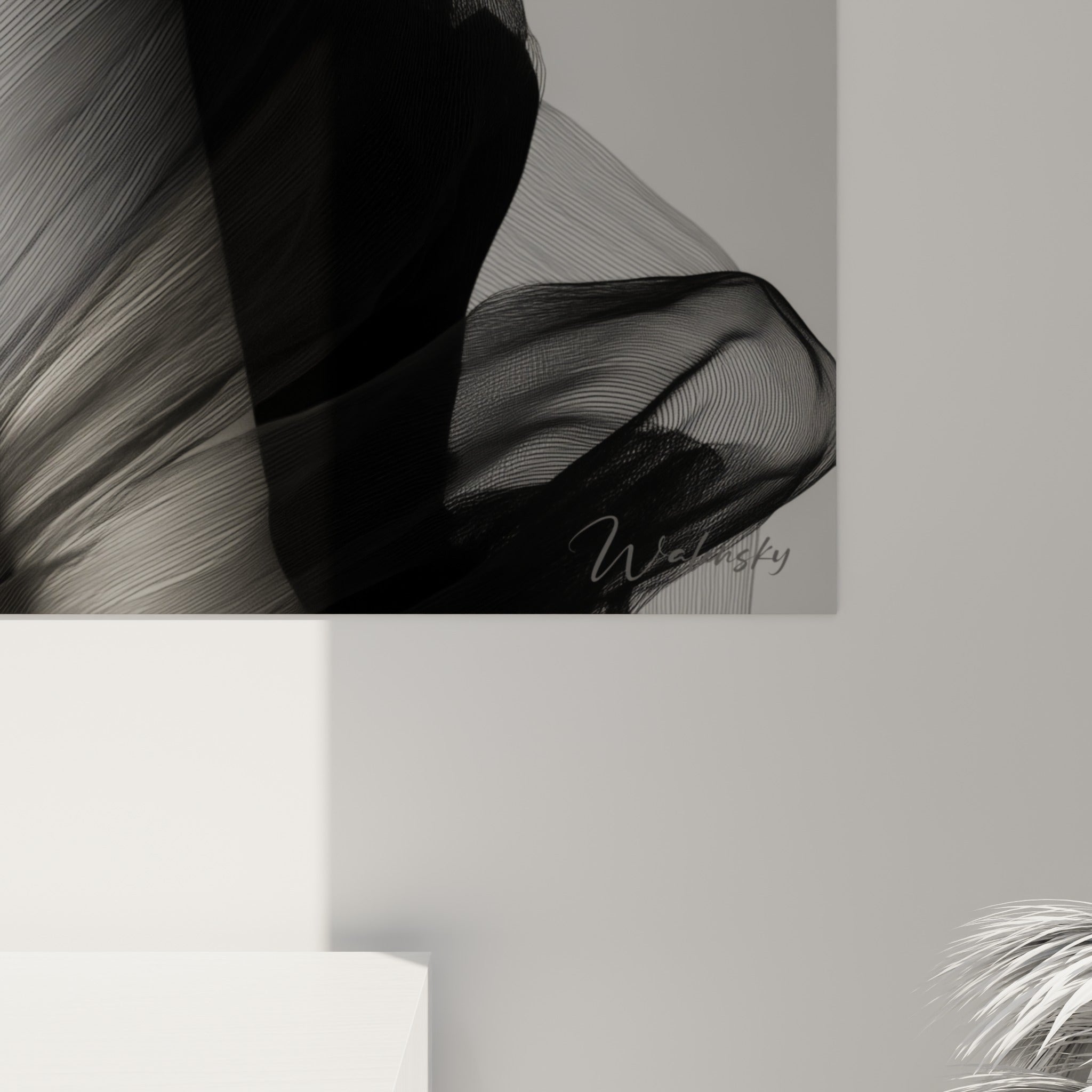 Détail des fines stries du tulle noir et gris anthracite, texture vaporeuse capturée en gros plan sur la toile