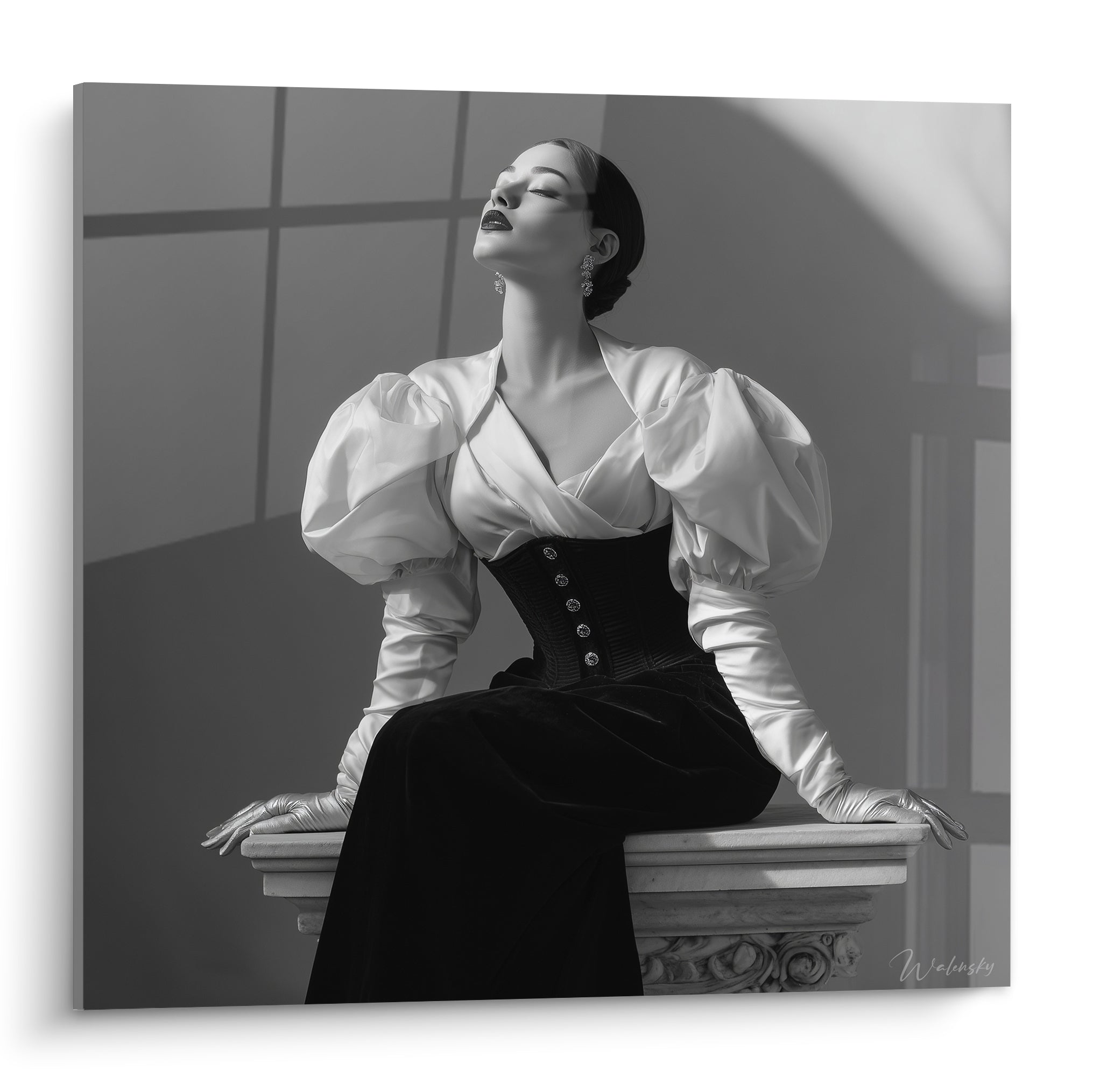 Femme en corset noir et chemisier blanc, tête renversée, lumière contrastée sur fond gris