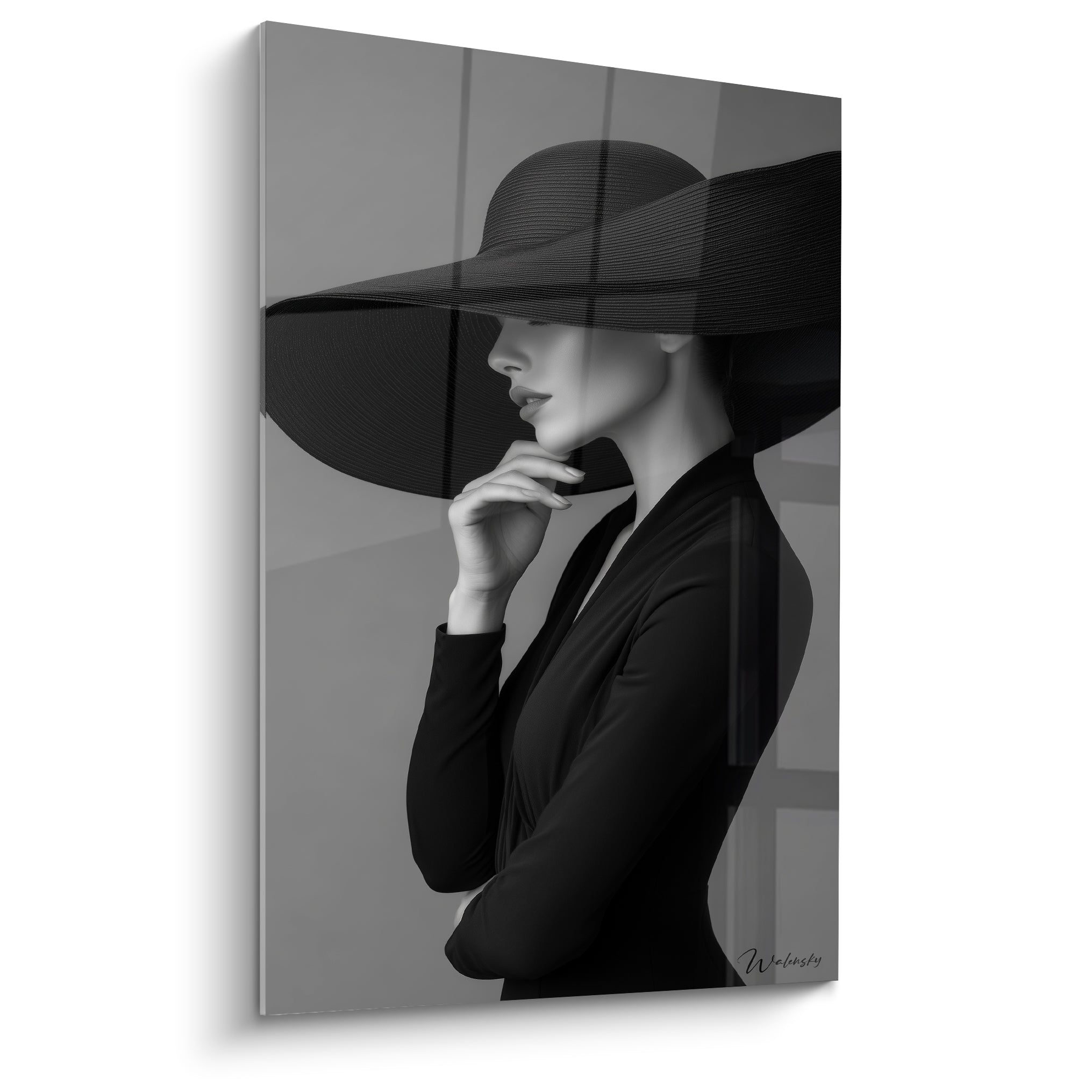 Femme de profil sous large chapeau noir, contraste gris anthracite et noir profond intense