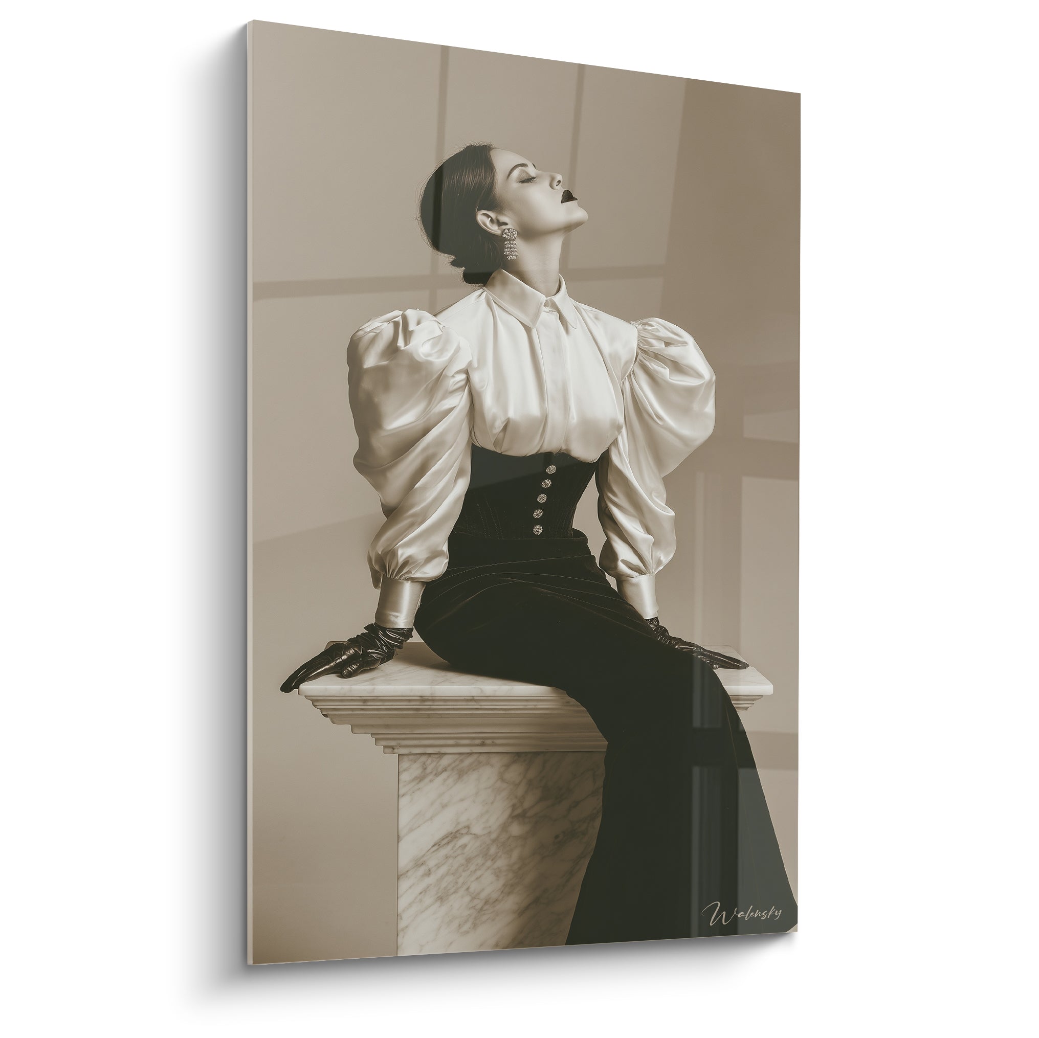 Femme assise en blouse ivoire et jupe noire sur socle en marbre, tête renversée en sépia