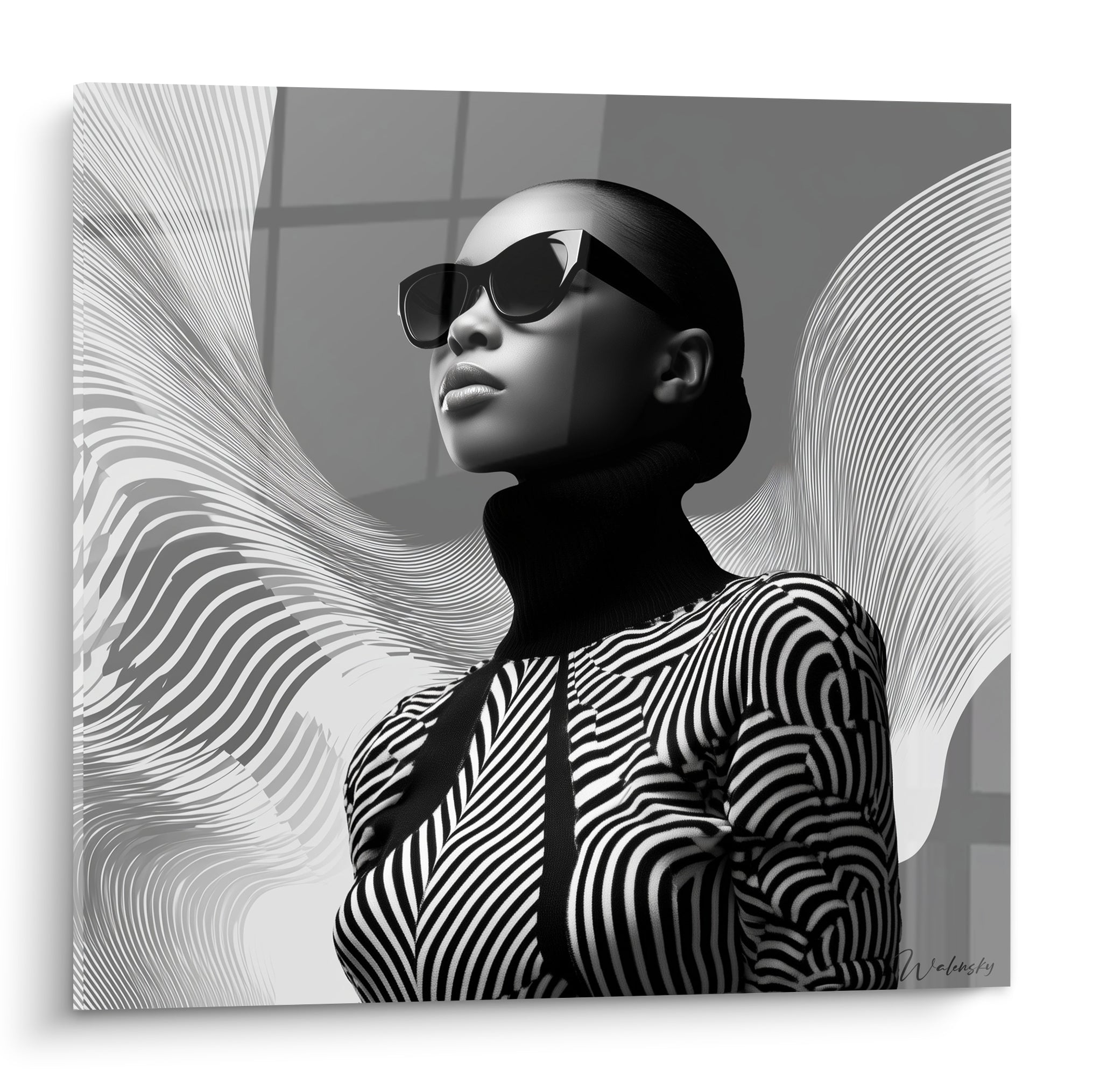 Portrait femme lunettes noires et vêtement rayé noir et blanc, volutes grises ondulantes en fond