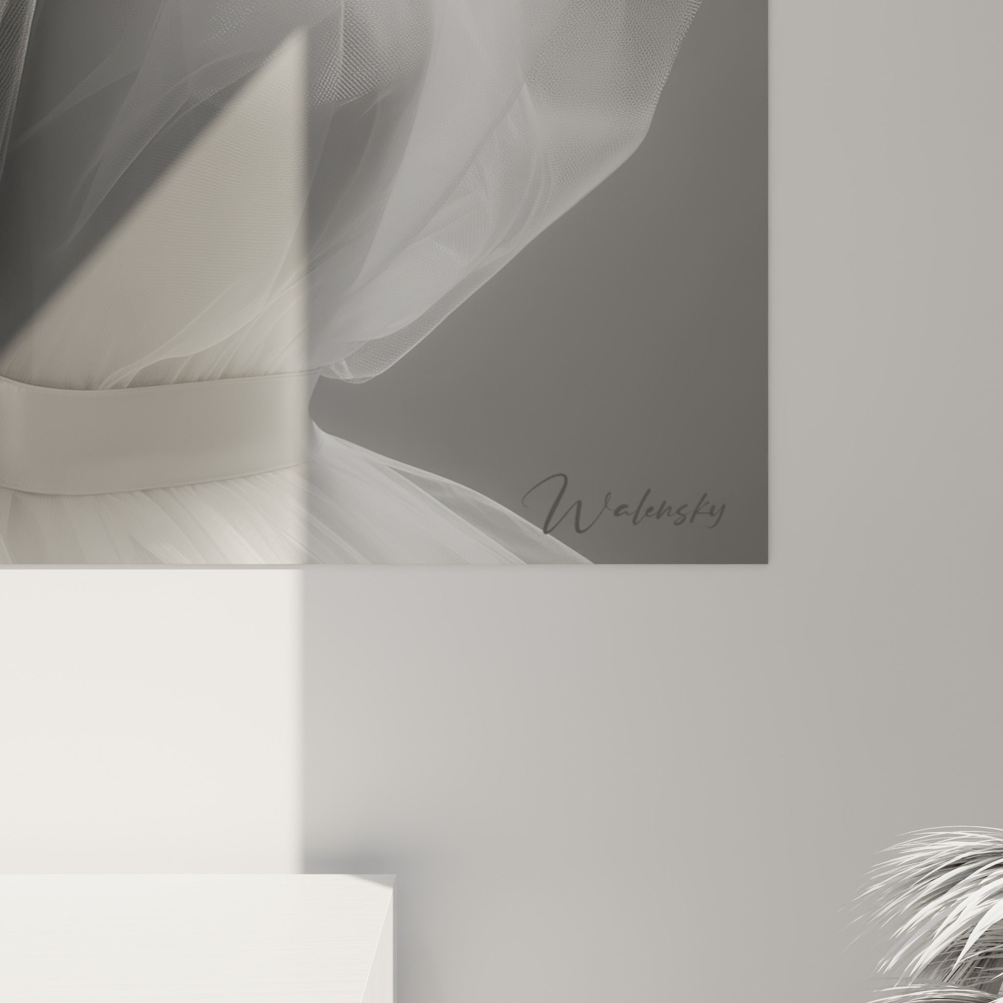 Détail du grain photographique révélant les superpositions de tulle blanc et les nuances de gris ardoise