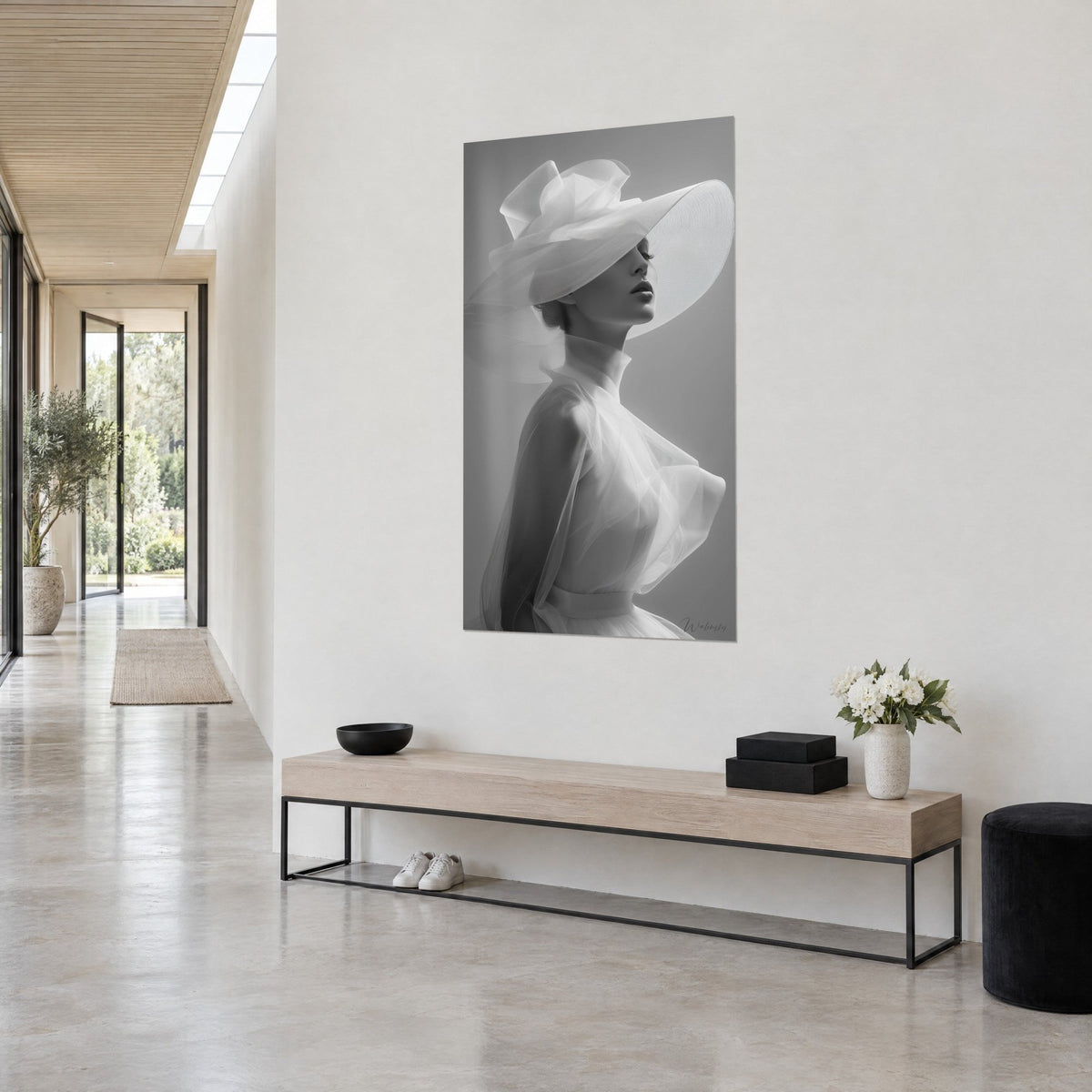 Tableau mannequin en robe de tulle transparent, grand chapeau blanc et fond gris argenté, couloir clair en perspective
