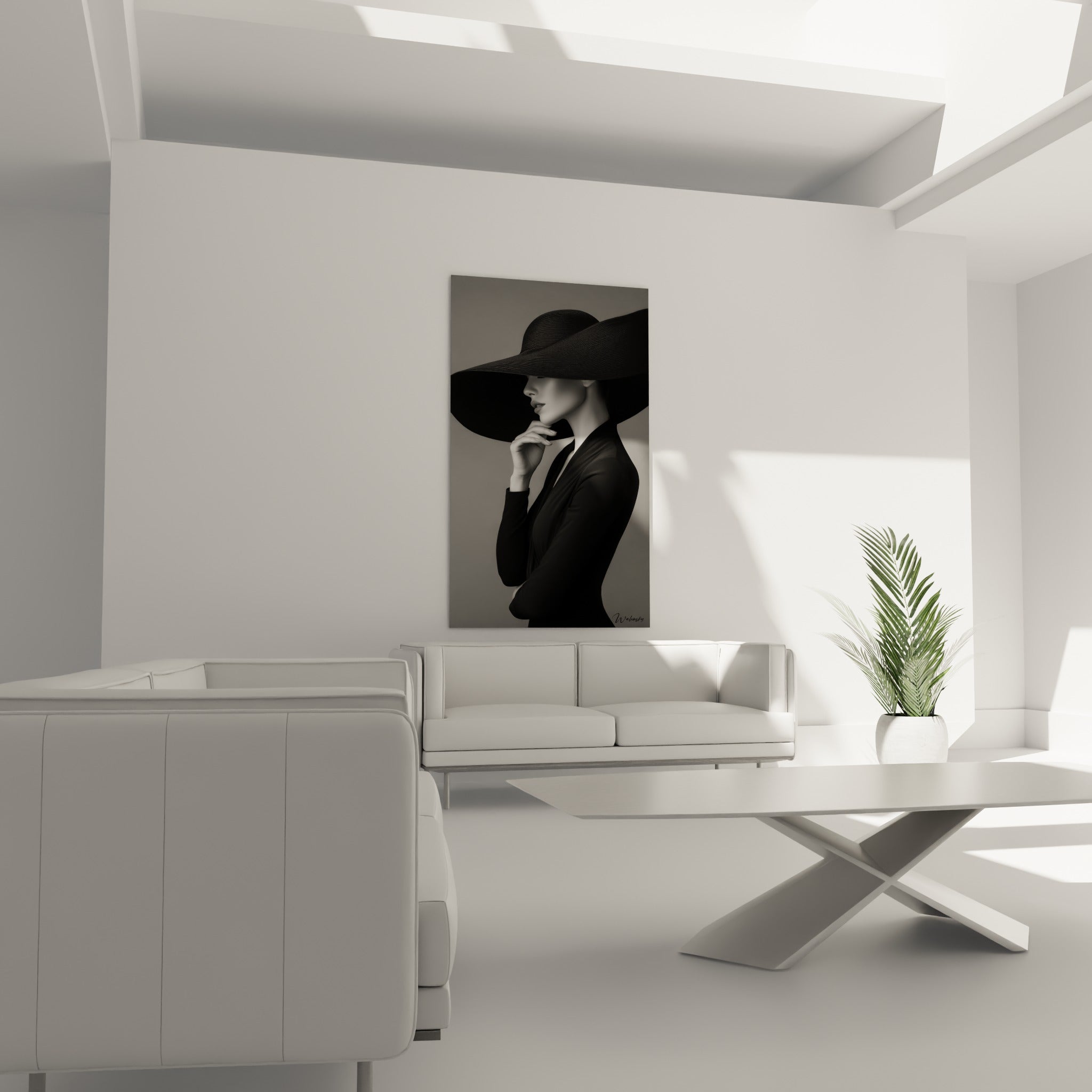 Portrait féminin en noir et blanc, main portée au menton, au-dessus d'un canapé dans un salon lumineux