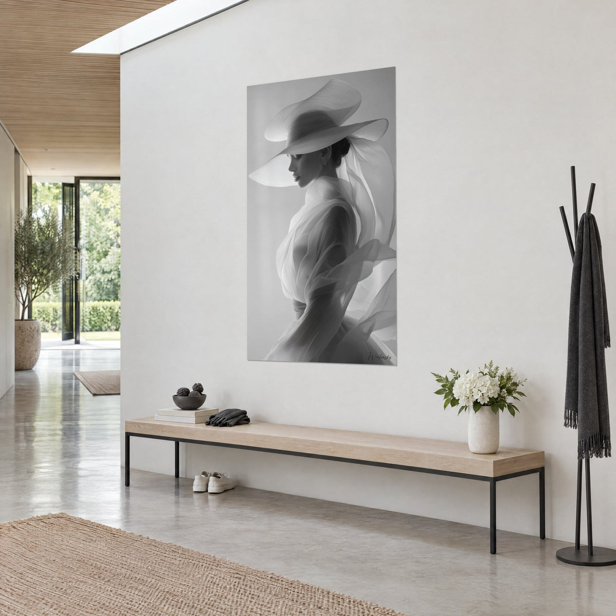 Tableau élégante coiffée d'un large chapeau blanc, boucle d'oreille scintillante, nuances de gris, dans un couloir de maison d'architecte
