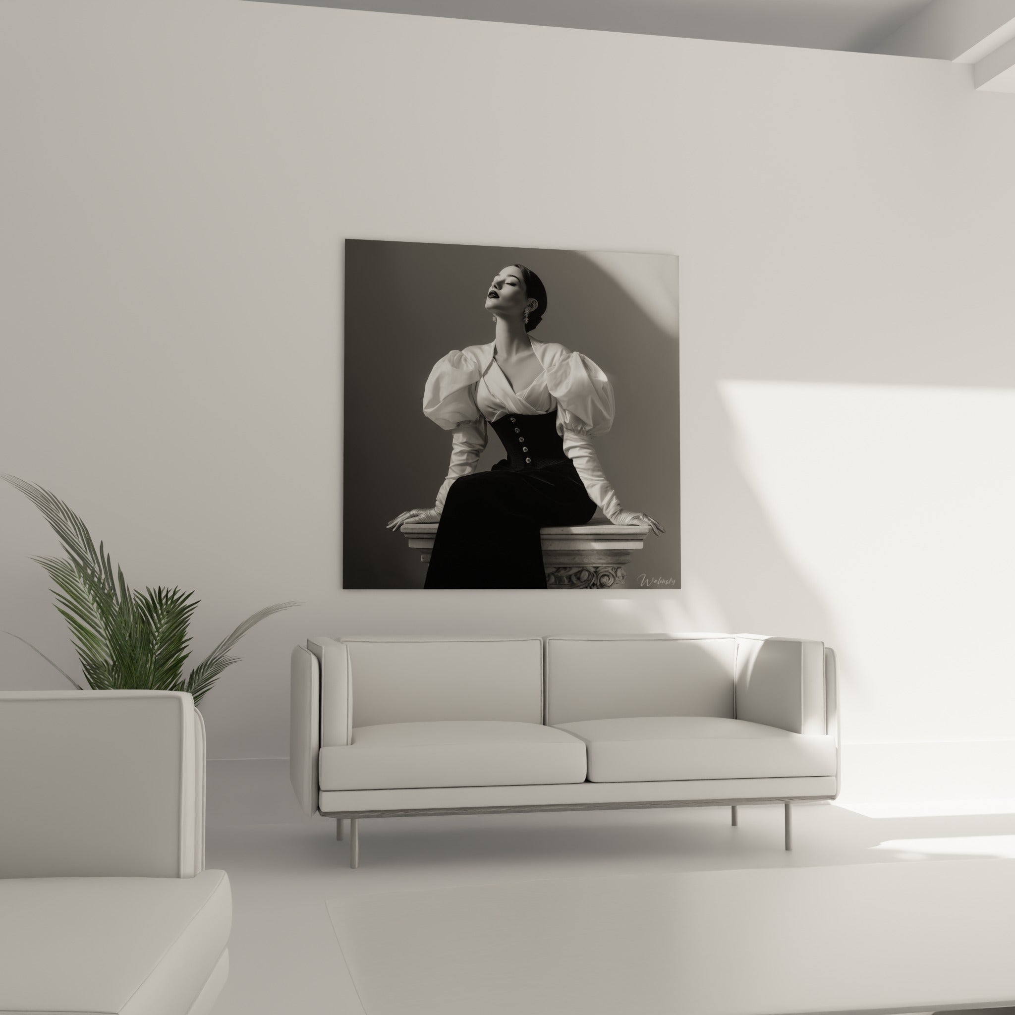 Silhouette féminine en velours noir et satin blanc, au-dessus d'un canapé dans un salon lumineux