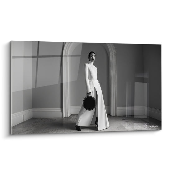 Tableau Mannequin robe blanche architecture arrondie - Marche assurée - Edition Mode noir et blanc