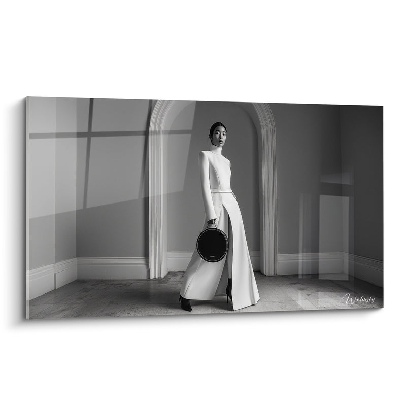 Tableau Mannequin robe blanche architecture arrondie - Marche assurée - Edition Mode noir et blanc
