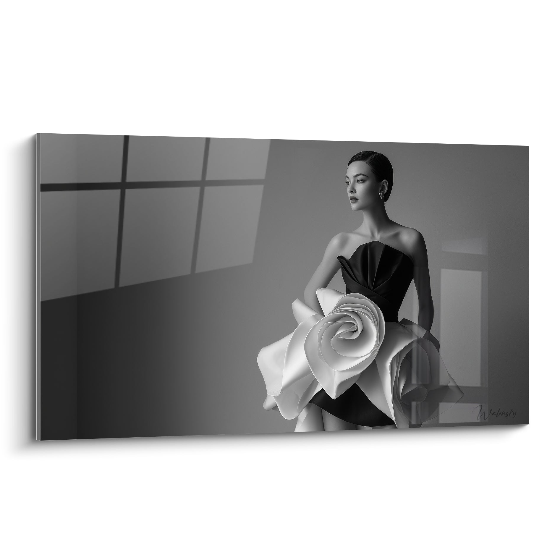 Silhouette en robe noire à fleur blanche sculpturale, contraste graphique sur fond gris