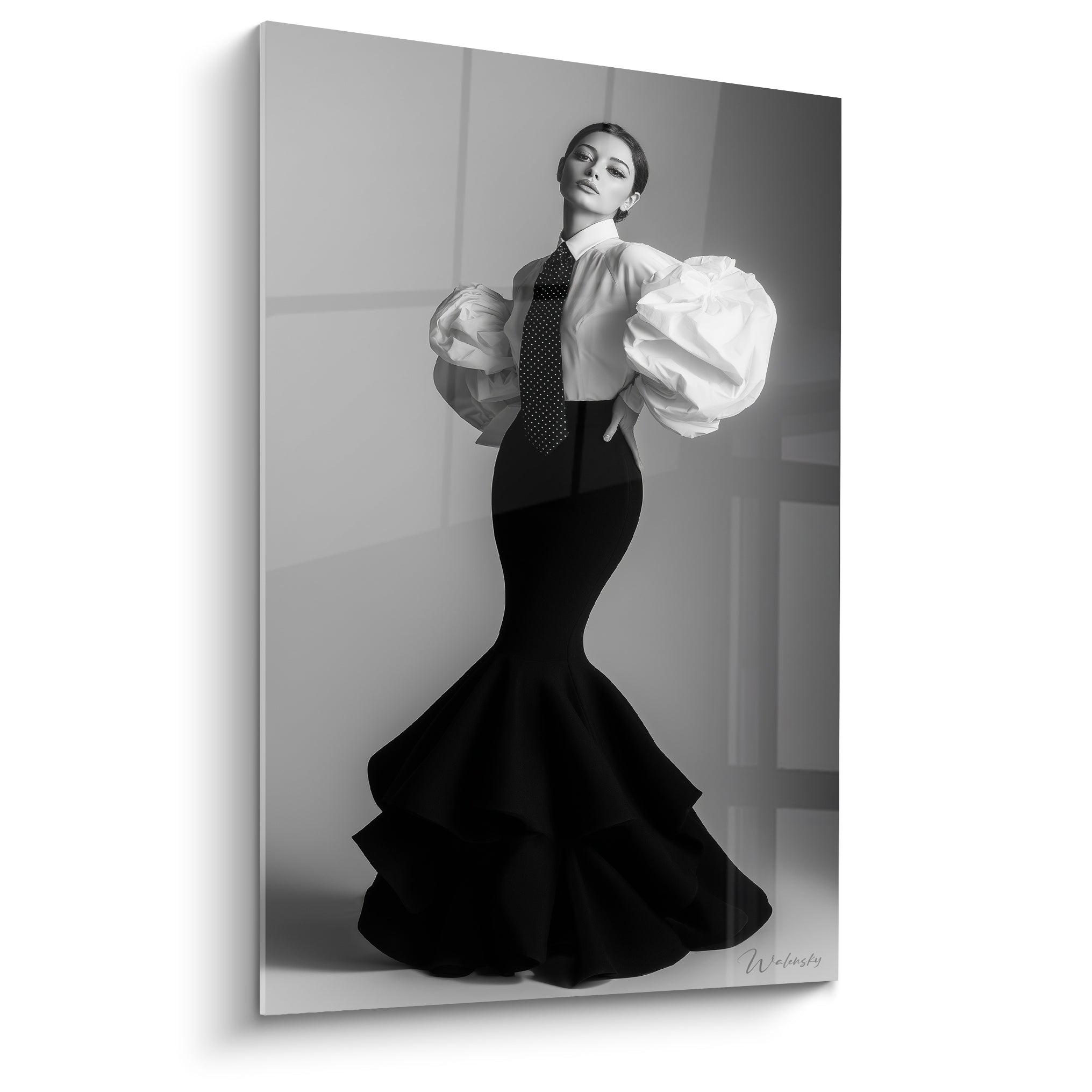 Silhouette en robe noire sirène et chemise blanche, cravate à pois, fond gris graphique