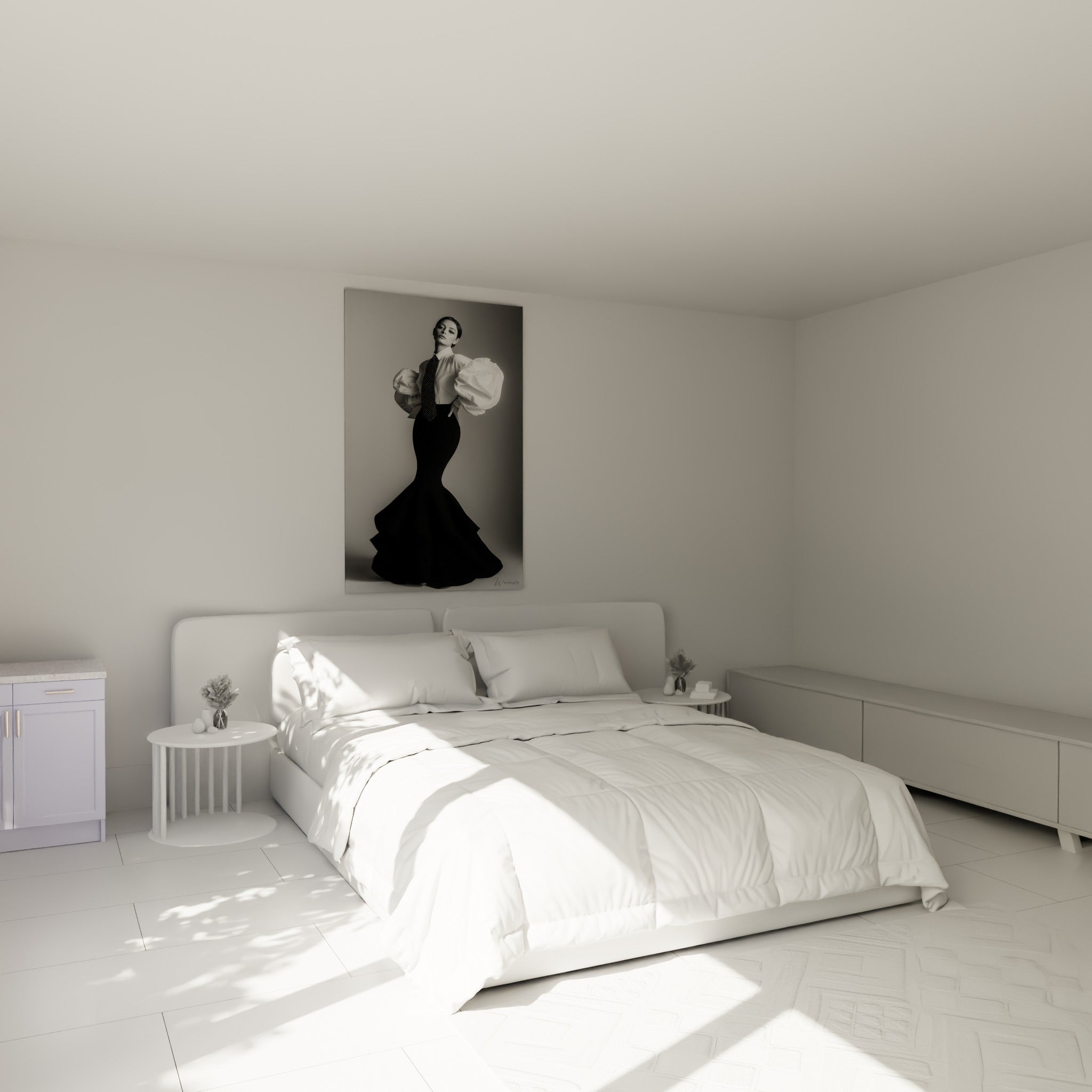Femme en robe noire sculptée et chemise blanche, au-dessus d'un lit dans une chambre claire