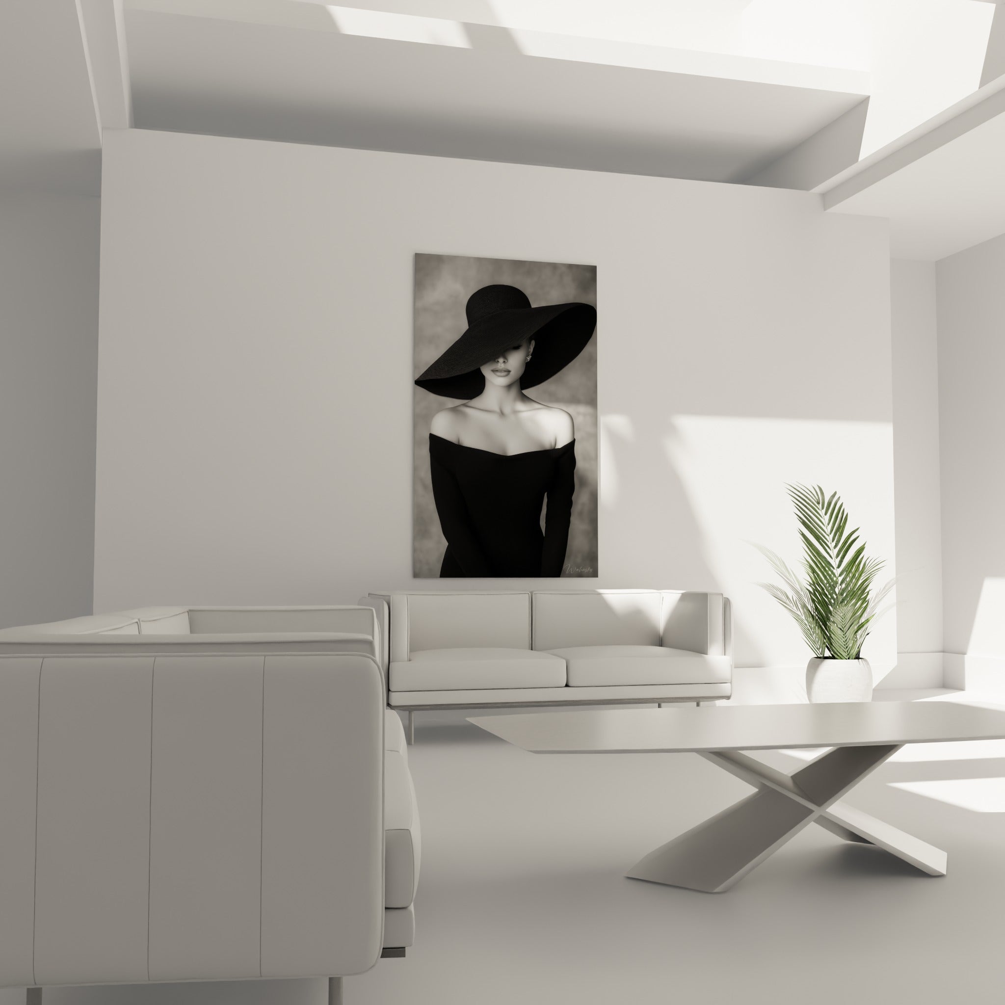 Portrait raffiné en noir et blanc, chapeau large et peau nacrée, au-dessus d'un canapé dans un salon lumineux