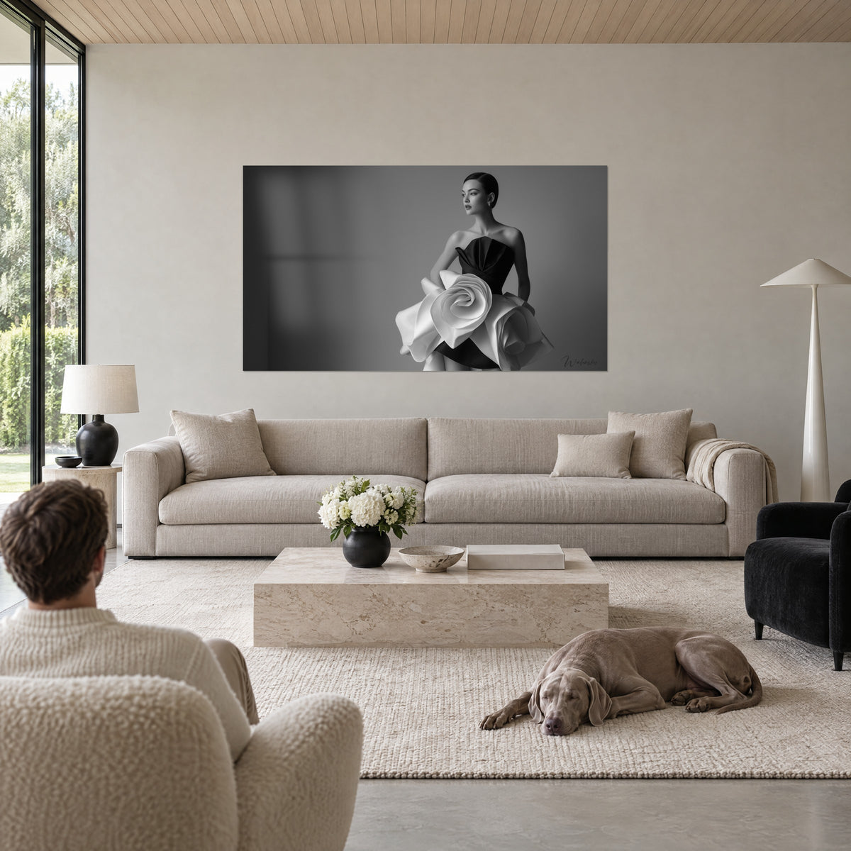 Gemälde Modelpuppe im schwarzen Korsett mit weißem Satin-Rosa, Profilblick, rauchgrau, über einem Sofa in einem hellen Wohnzimmer