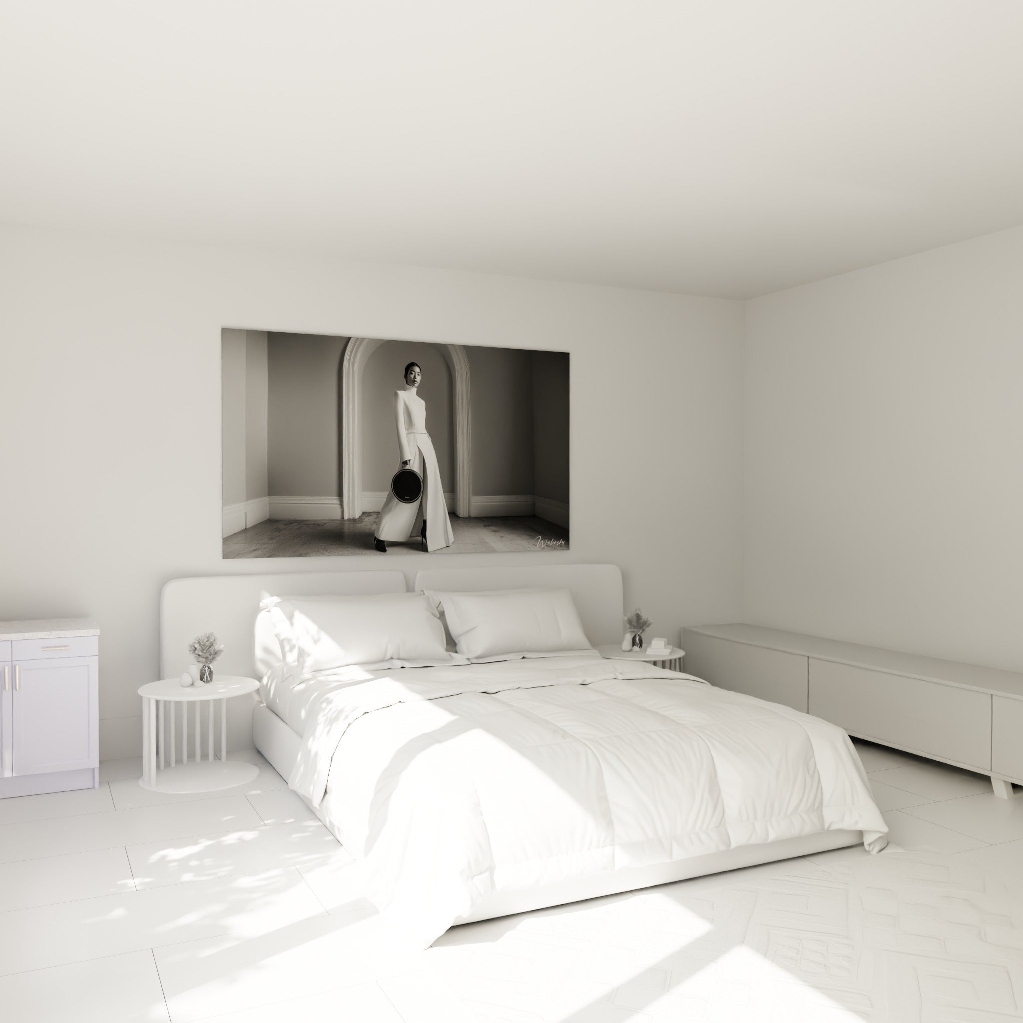 Silhouette élégante en blanc et noir, robe fluide, au-dessus d'un lit dans une chambre claire