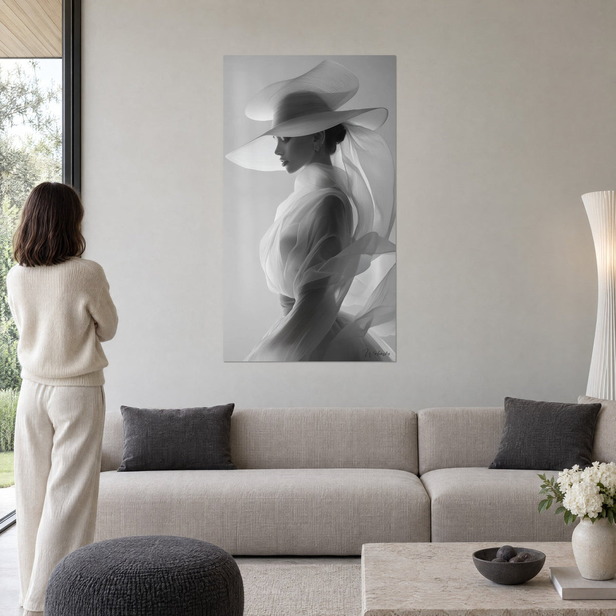 Tableau femme en profil sous capeline ondulée, voile de tulle gris perle flottant, au-dessus d'un canapé dans un salon lumineux