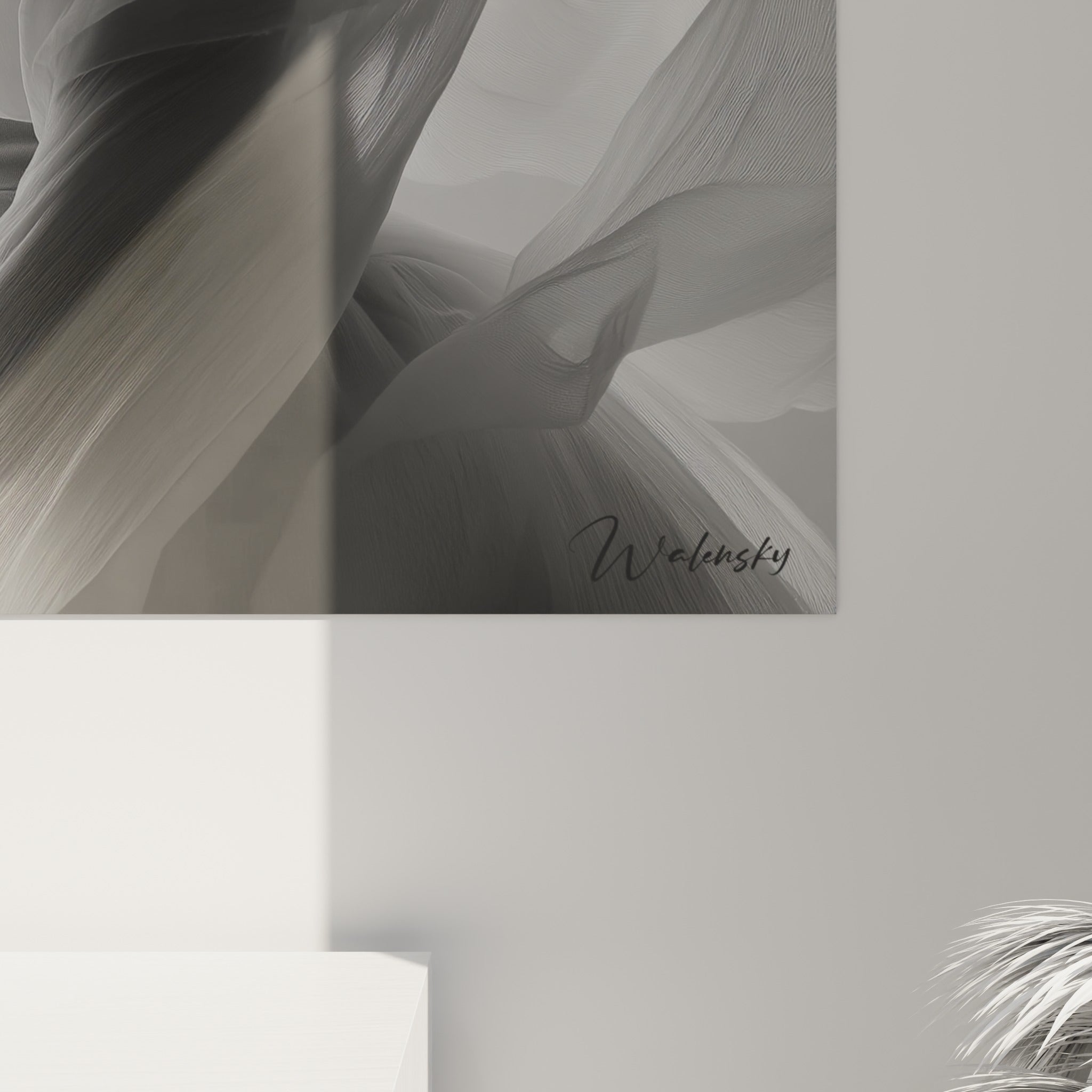 Détail du grain strié gris et blanc, texture fine du voile et du chapeau, coulures subtiles de lumière