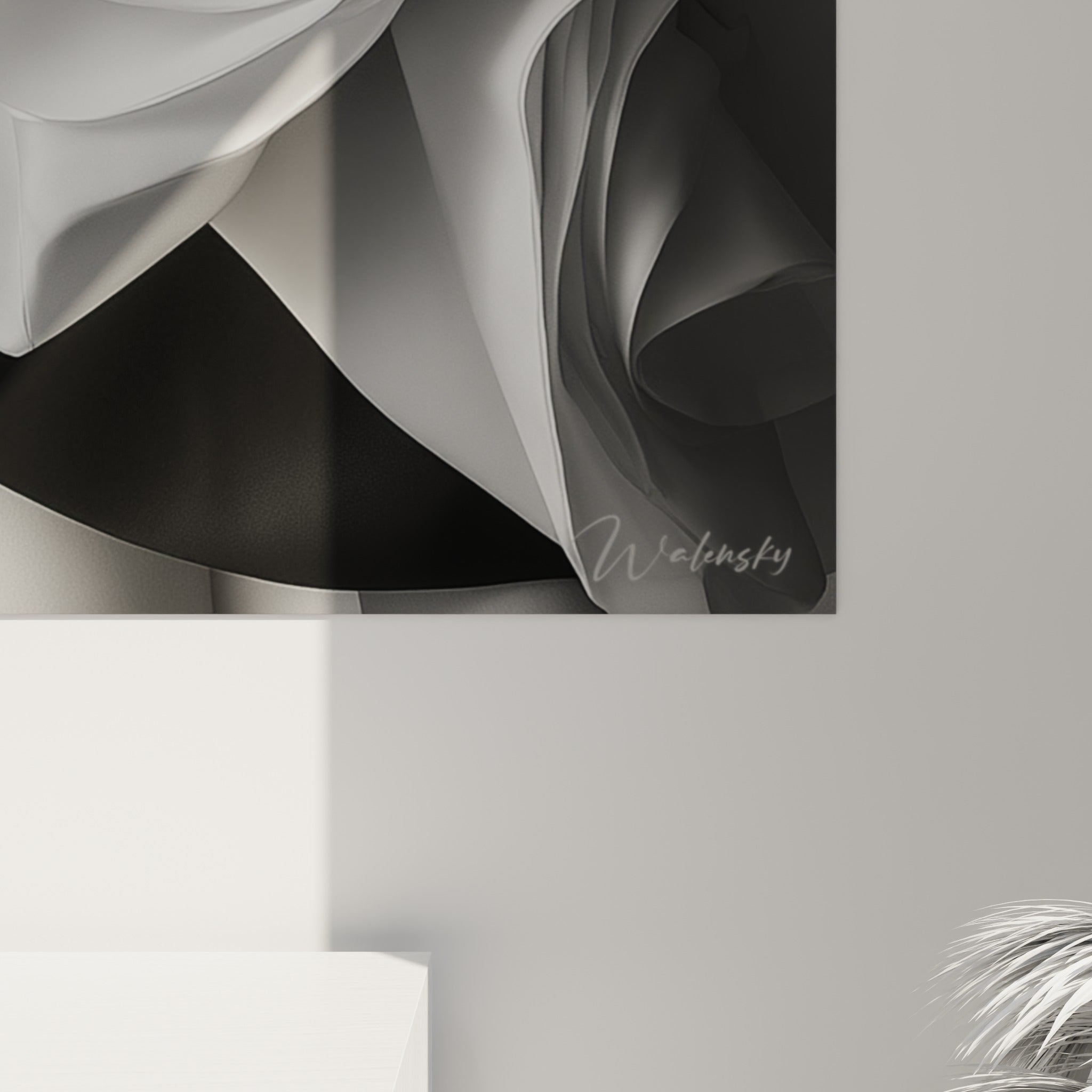 Plis satinés blancs et noirs, textures fines et reflets contrastés visibles sur cette œuvre mode noir et blanc