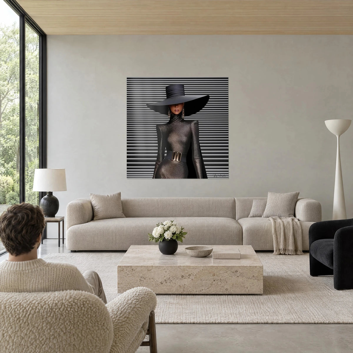 Tableau mannequin au chapeau noir immense, robe de strass argentés et ceinture dorée, au-dessus d'un canapé dans un salon lumineux