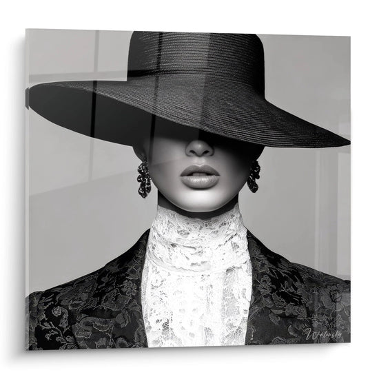 Tableau mural mode vintage noir et blanc représentant une femme avec un grand chapeau et des bijoux élégants
