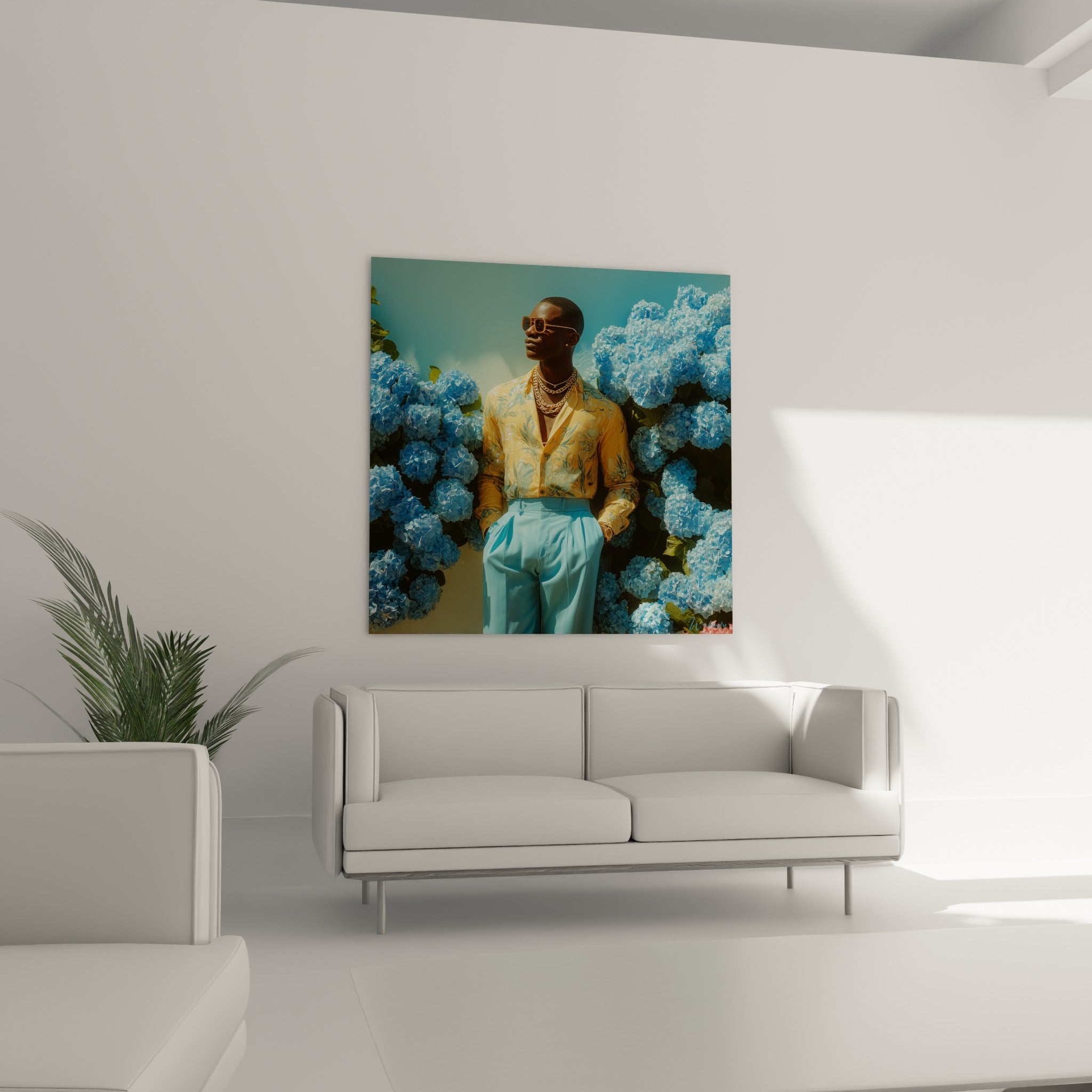 Portrait vintage en chemise dorée et fleurs bleues, disposé au-dessus d'un canapé dans un salon lumineux